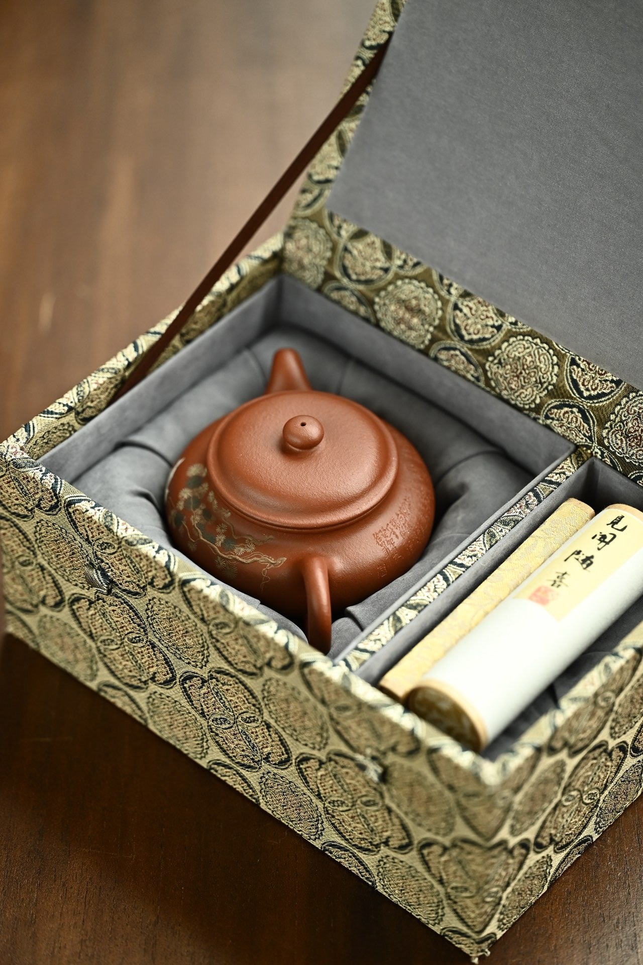 仿古·全手工 /凌丝思泥绘/徐峰刻绘 /容量150cc/极品紫泥 壶体在扁圆中求韵味，流把气韵相通，玉润饱满，干净纯粹