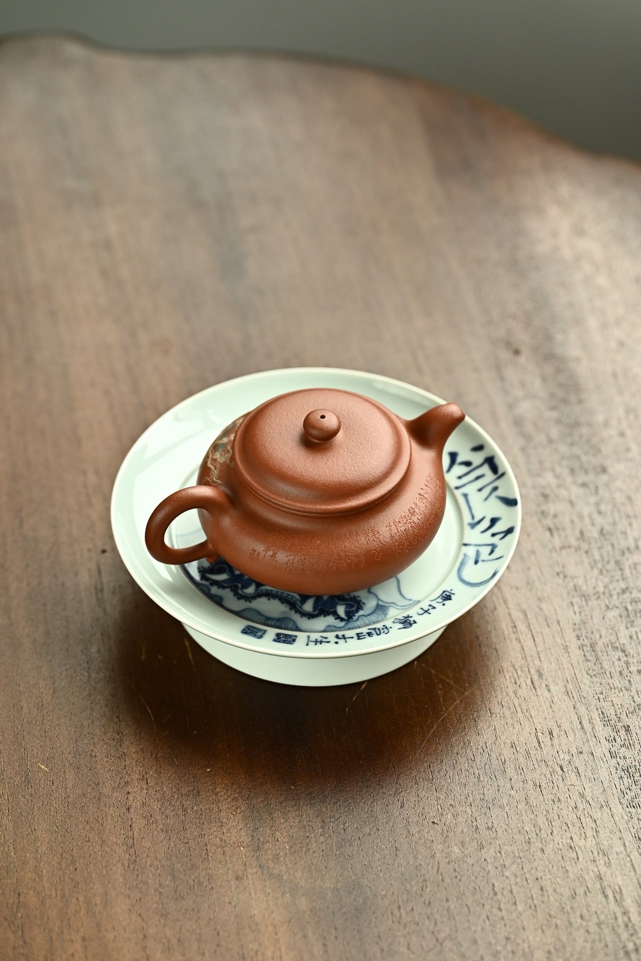 仿古·全手工 /凌丝思泥绘/徐峰刻绘 /容量150cc/极品紫泥 壶体在扁圆中求韵味，流把气韵相通，玉润饱满，干净纯粹