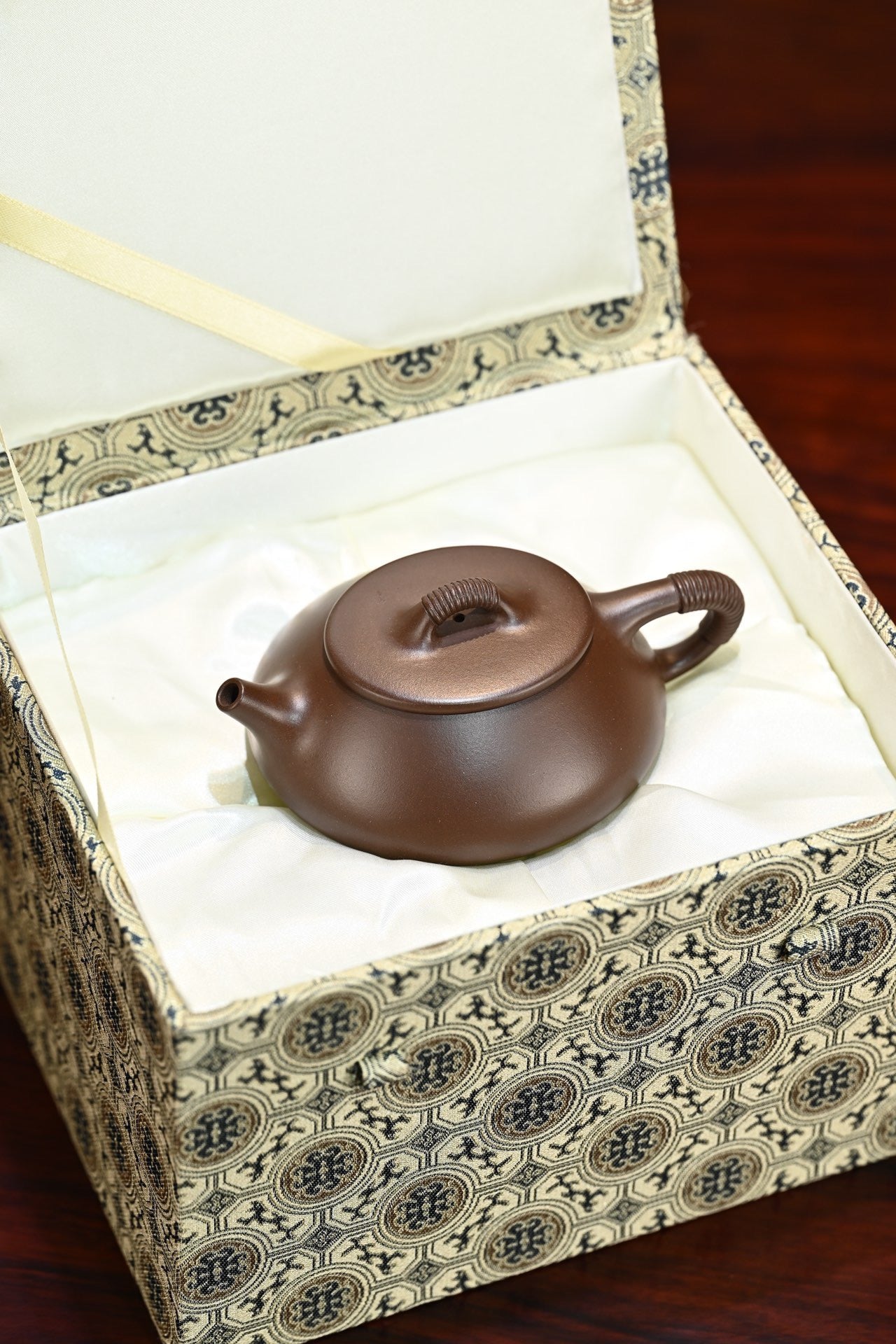 线瓢·手工/容量150cc/一厂紫泥 直流嘴出水爽利，桥钮饰之线圈，将全壶提携神韵，变化中求统一