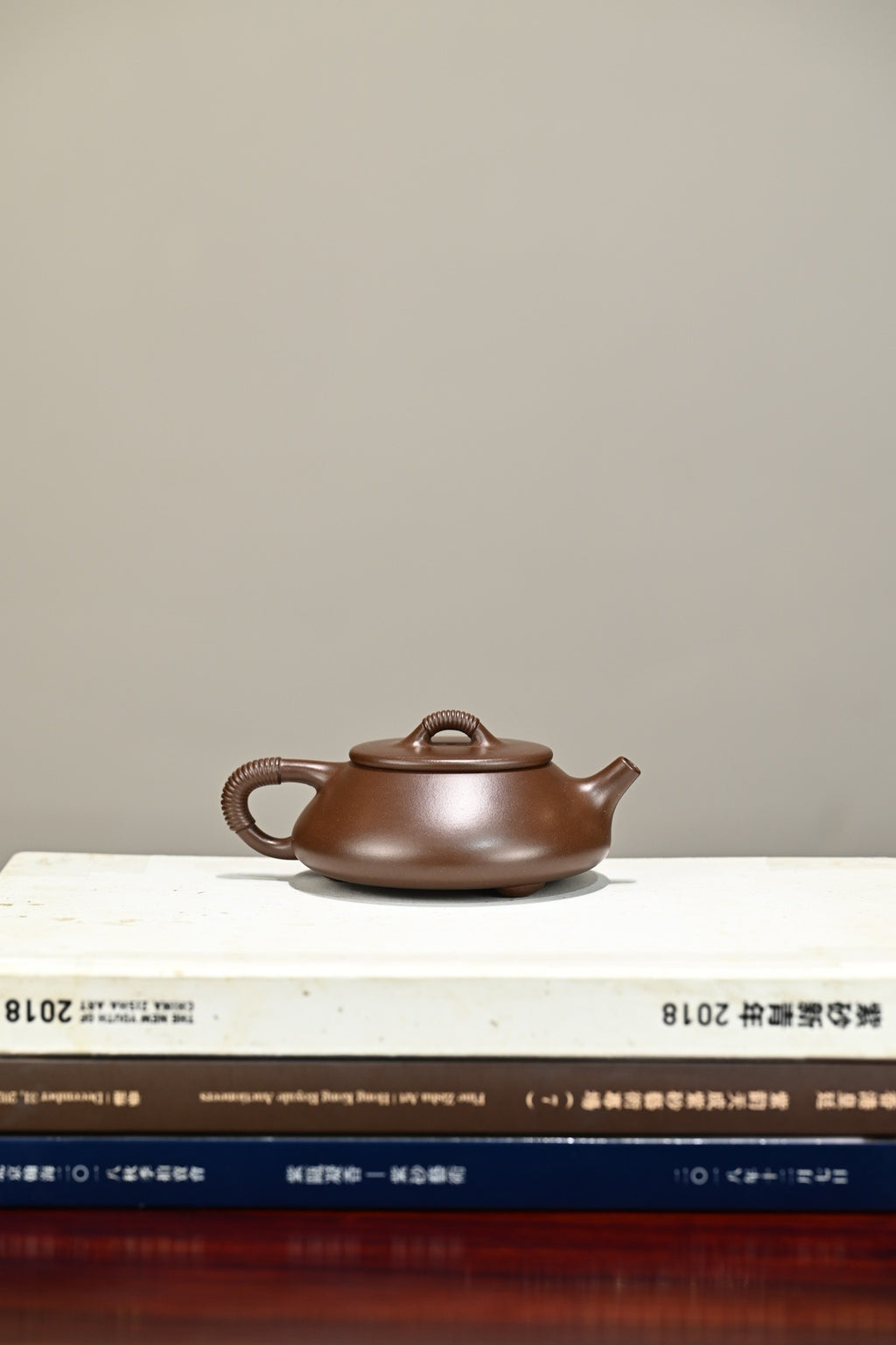 线瓢·手工/容量150cc/一厂紫泥 直流嘴出水爽利，桥钮饰之线圈，将全壶提携神韵，变化中求统一