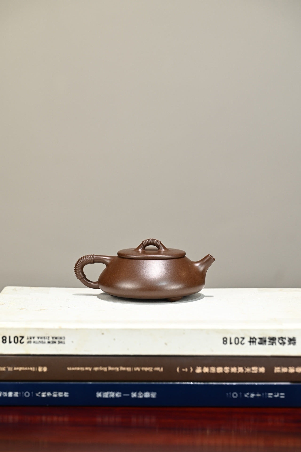 线瓢·手工/容量150cc/一厂紫泥 直流嘴出水爽利，桥钮饰之线圈，将全壶提携神韵，变化中求统一