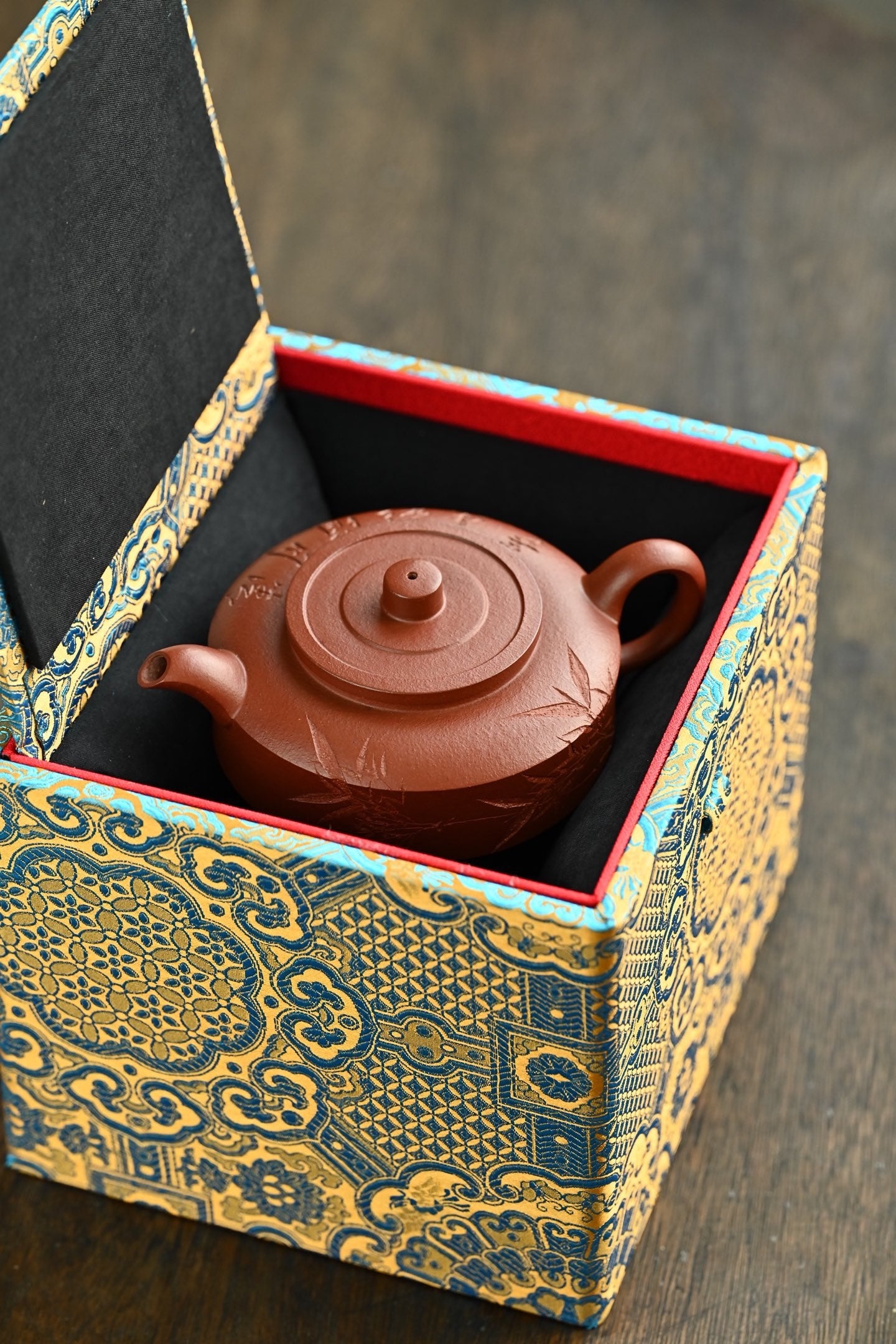 周盘·手工 /懂泥料的必选 /容量230cc/顶级原矿红降坡 中文人修身慎独，终日默对书案