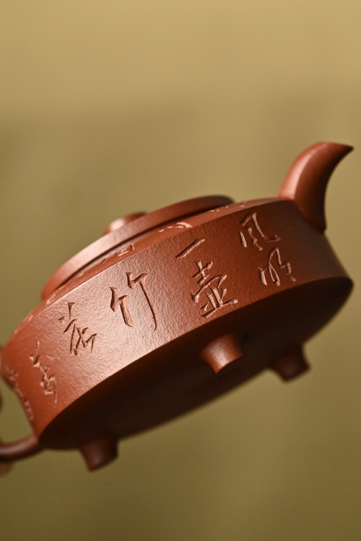 周盘·手工 /懂泥料的必选 /容量230cc/顶级原矿红降坡 中文人修身慎独，终日默对书案