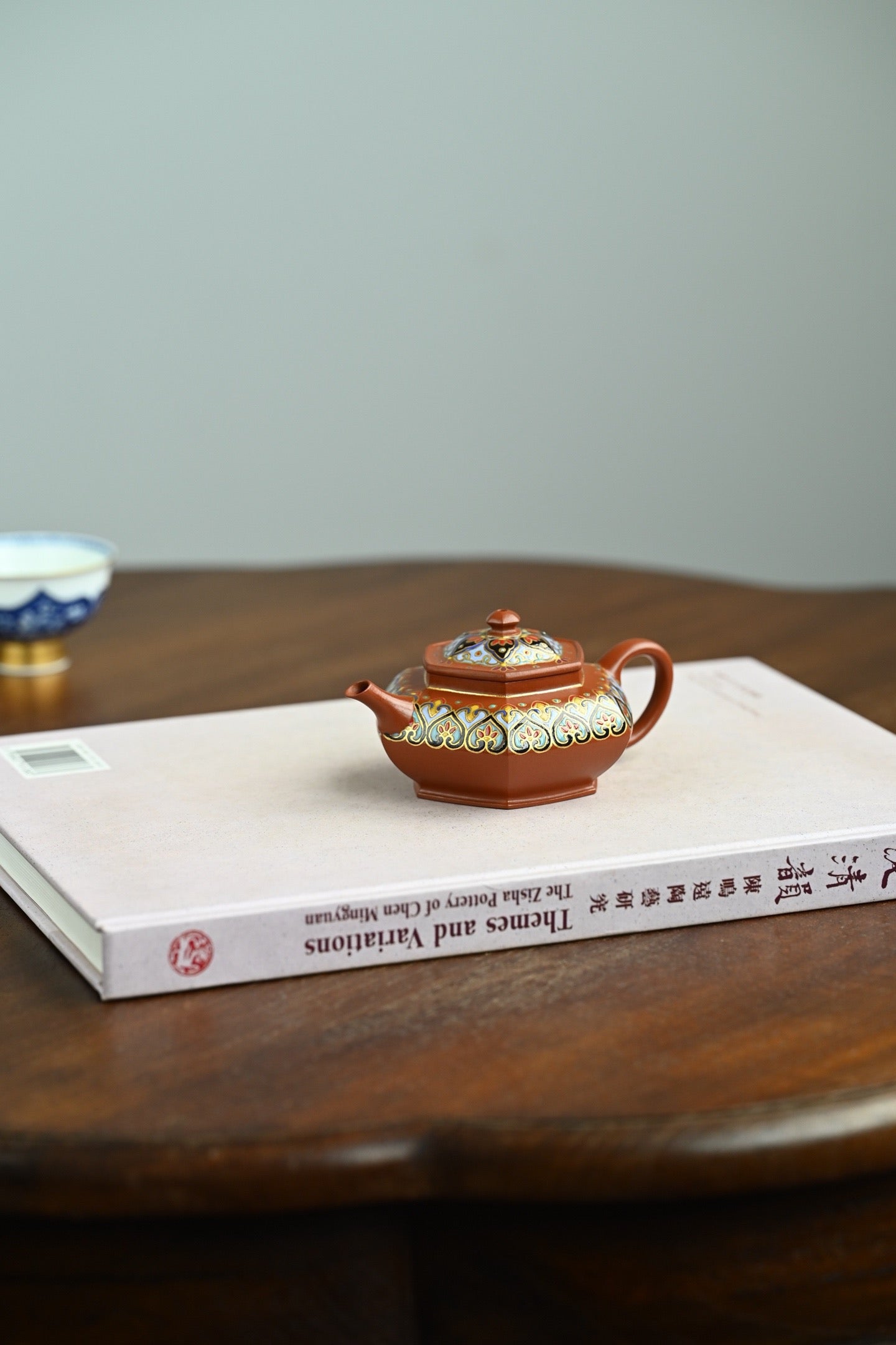 舒和·全手工 /容量100cc/朱泥珐琅彩 身扁腹鼓，壶意舒展清和