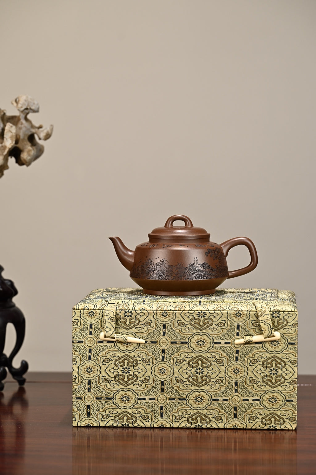 秦玉·全手工/正高工许学芳作品 /容量350cc/一厂紫泥 作品借鉴酒壶元素，雅致脱俗，巧而不纤