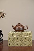 秦玉·全手工/正高工许学芳作品 /容量350cc/一厂紫泥 作品借鉴酒壶元素，雅致脱俗，巧而不纤
