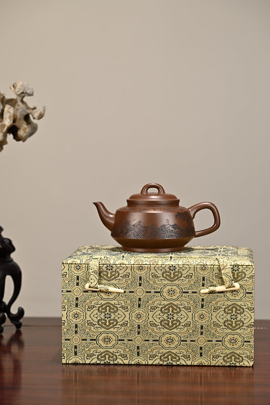 秦玉·全手工/正高工许学芳作品 /容量350cc/一厂紫泥 作品借鉴酒壶元素，雅致脱俗，巧而不纤