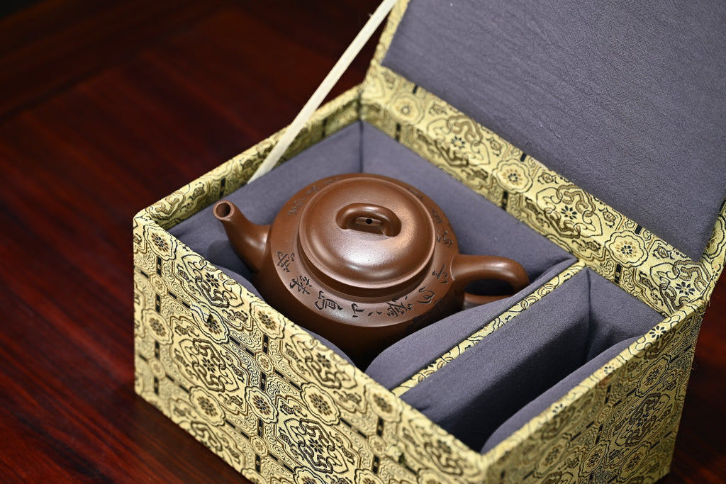 秦玉·全手工/正高工许学芳作品 /容量350cc/一厂紫泥 作品借鉴酒壶元素，雅致脱俗，巧而不纤
