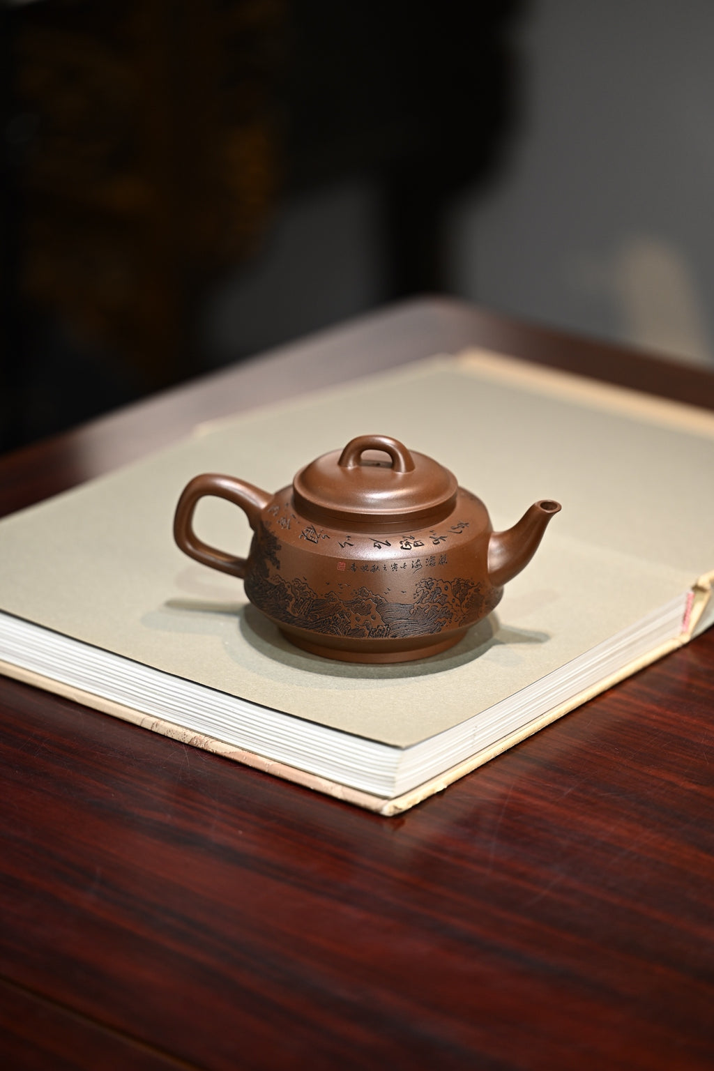秦玉·全手工/正高工许学芳作品 /容量350cc/一厂紫泥 作品借鉴酒壶元素，雅致脱俗，巧而不纤