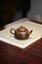 秦玉·全手工/正高工许学芳作品 /容量350cc/一厂紫泥 作品借鉴酒壶元素，雅致脱俗，巧而不纤