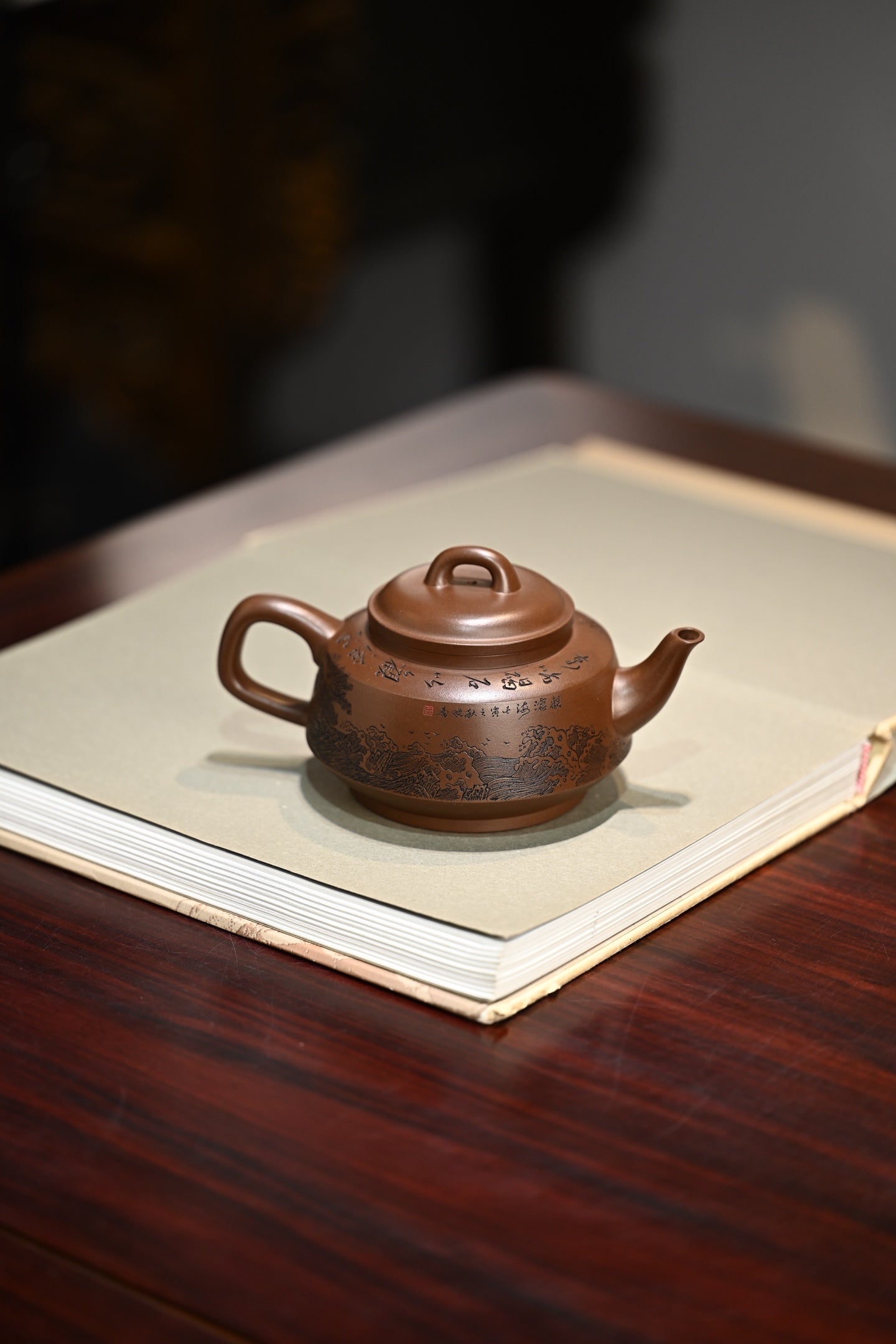秦玉·全手工/正高工许学芳作品 /容量350cc/一厂紫泥 作品借鉴酒壶元素，雅致脱俗，巧而不纤