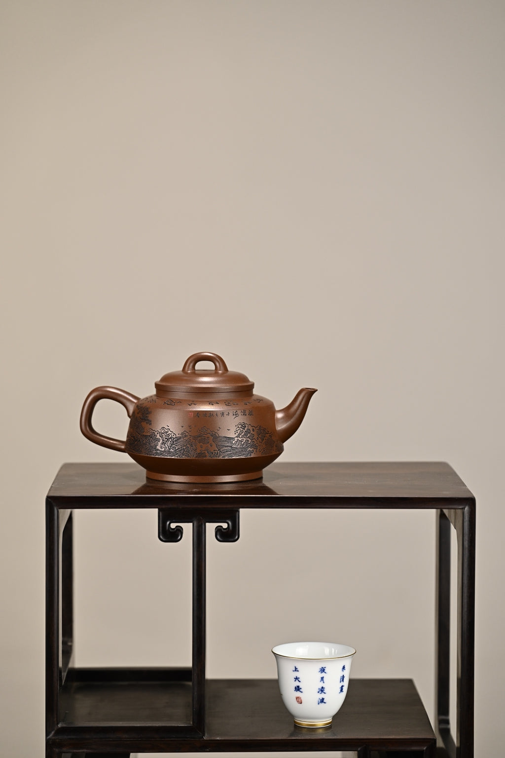 秦玉·全手工/正高工许学芳作品 /容量350cc/一厂紫泥 作品借鉴酒壶元素，雅致脱俗，巧而不纤