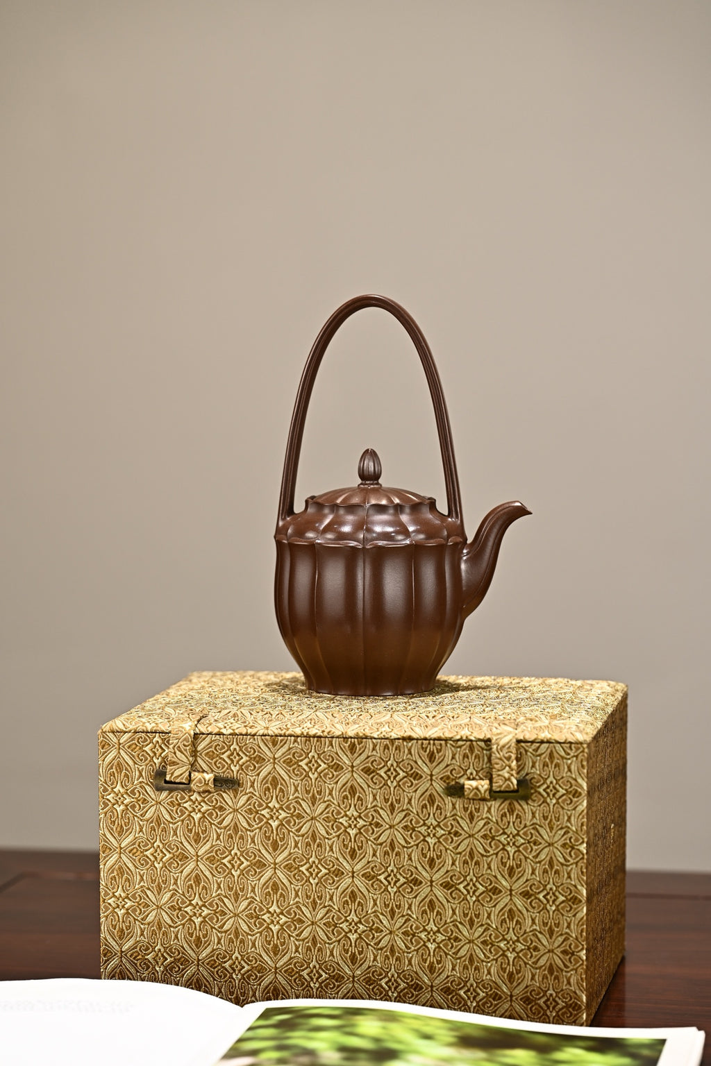 莲韵生香·全手工/正高工许学芳作品 /容量420cc/一厂紫泥 状似莲台，筋纹上下阴阳相交，层层开瓣