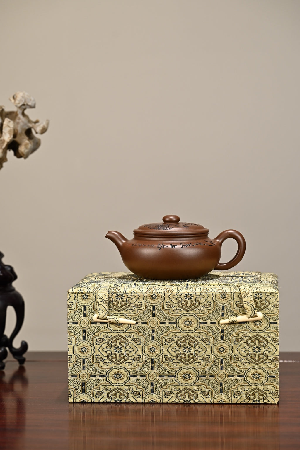 扁腹·全手工 /正高工许学芳作品 /容量300cc/一厂紫泥 壶身虽扁，扁而不塌，一弯流舒展有势