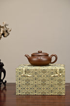 扁腹·全手工 /正高工许学芳作品 /容量300cc/一厂紫泥 壶身虽扁，扁而不塌，一弯流舒展有势