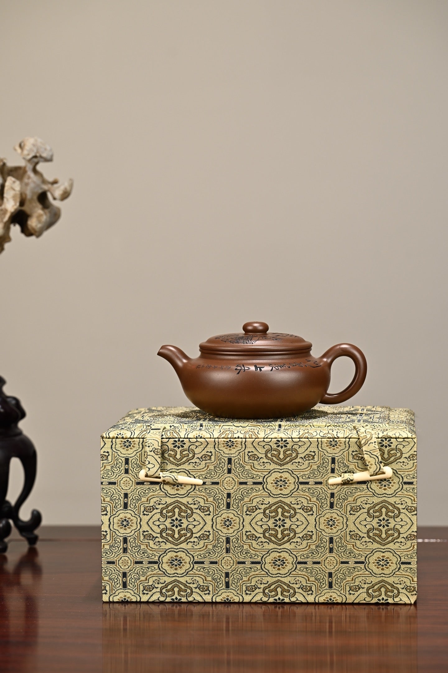 扁腹·全手工 /正高工许学芳作品 /容量300cc/一厂紫泥 壶身虽扁，扁而不塌，一弯流舒展有势