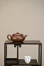 扁腹·全手工 /正高工许学芳作品 /容量300cc/一厂紫泥 壶身虽扁，扁而不塌，一弯流舒展有势