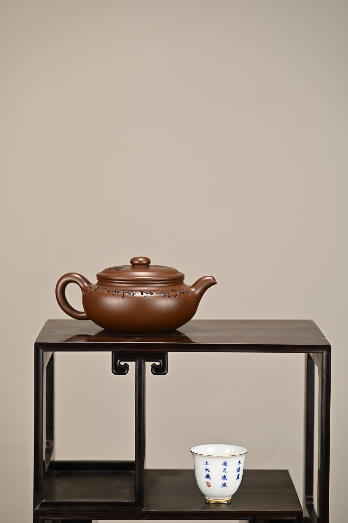 扁腹·全手工 /正高工许学芳作品 /容量300cc/一厂紫泥 壶身虽扁，扁而不塌，一弯流舒展有势