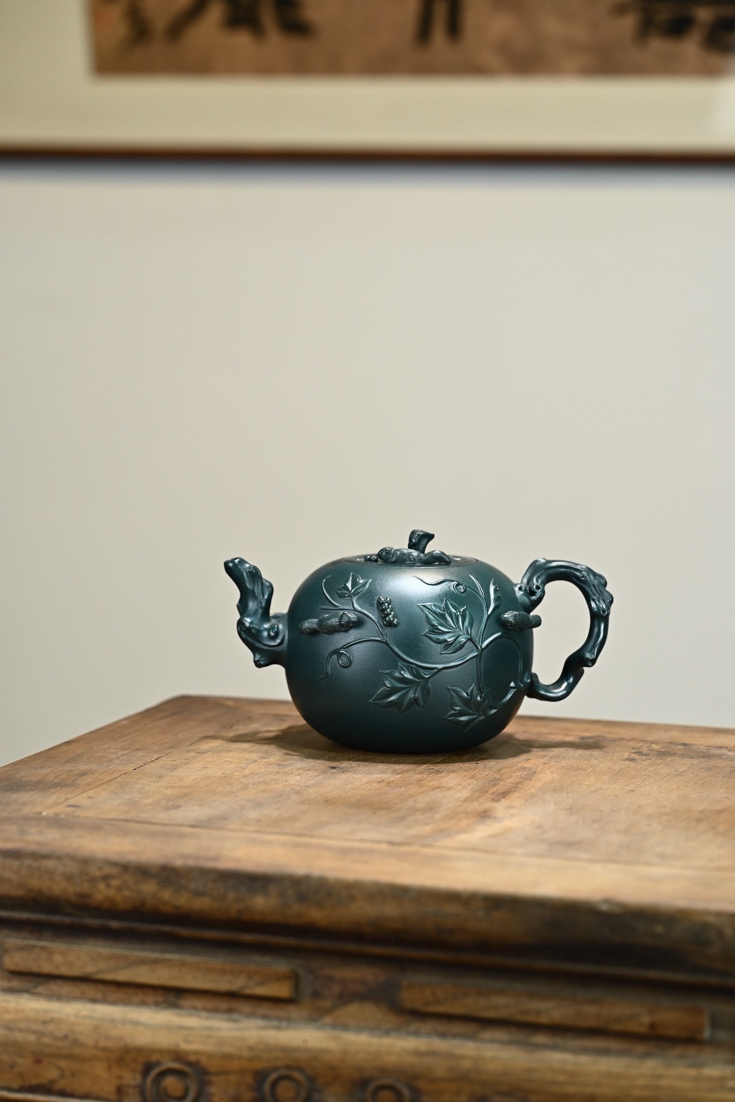 松鼠葡萄·全手工/正高工许学芳作品 /容量700cc/一厂民国绿 松鼠，活泼可爱，与葡萄一样，均有多子多孙的寓意