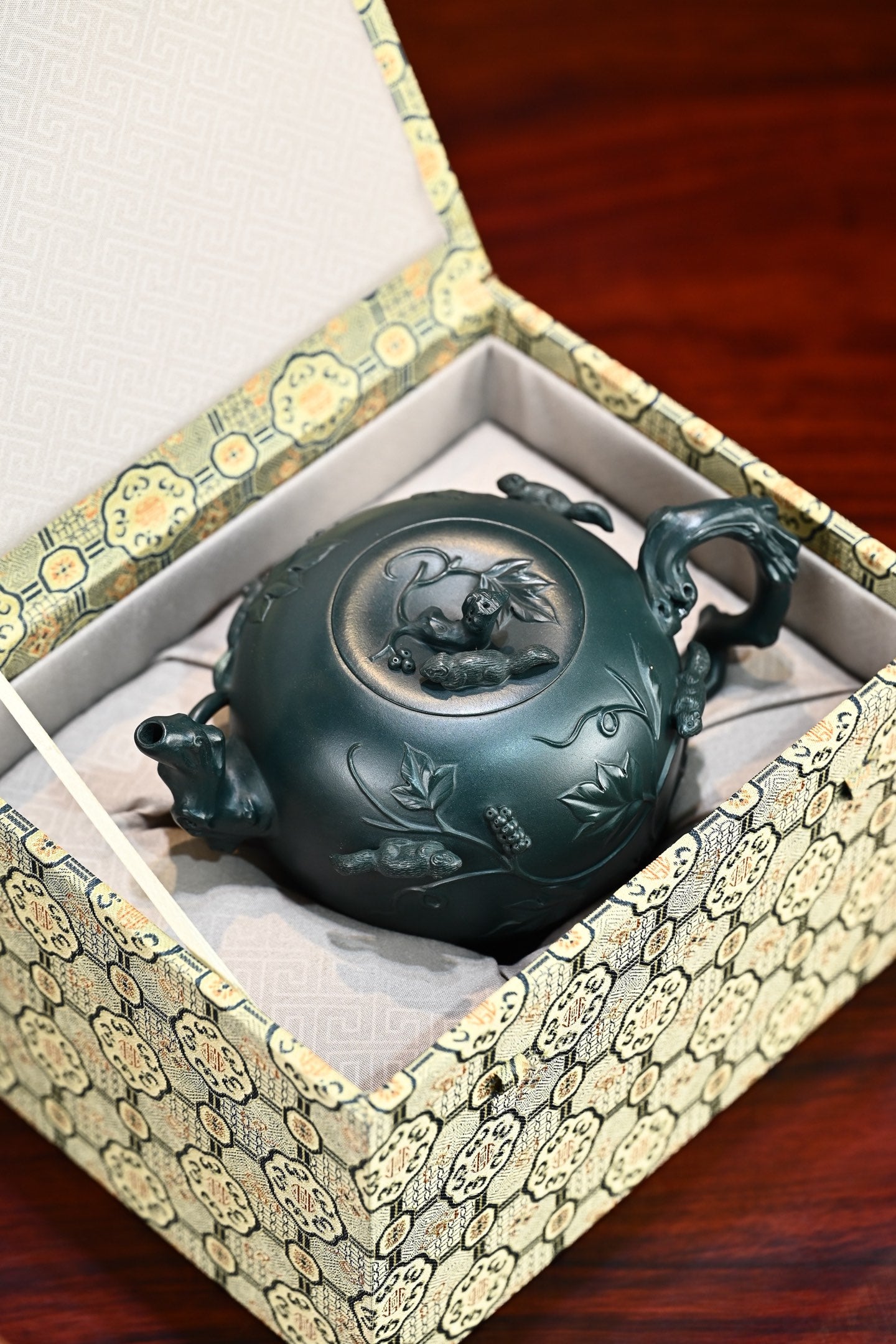 松鼠葡萄·全手工/正高工许学芳作品 /容量700cc/一厂民国绿 松鼠，活泼可爱，与葡萄一样，均有多子多孙的寓意