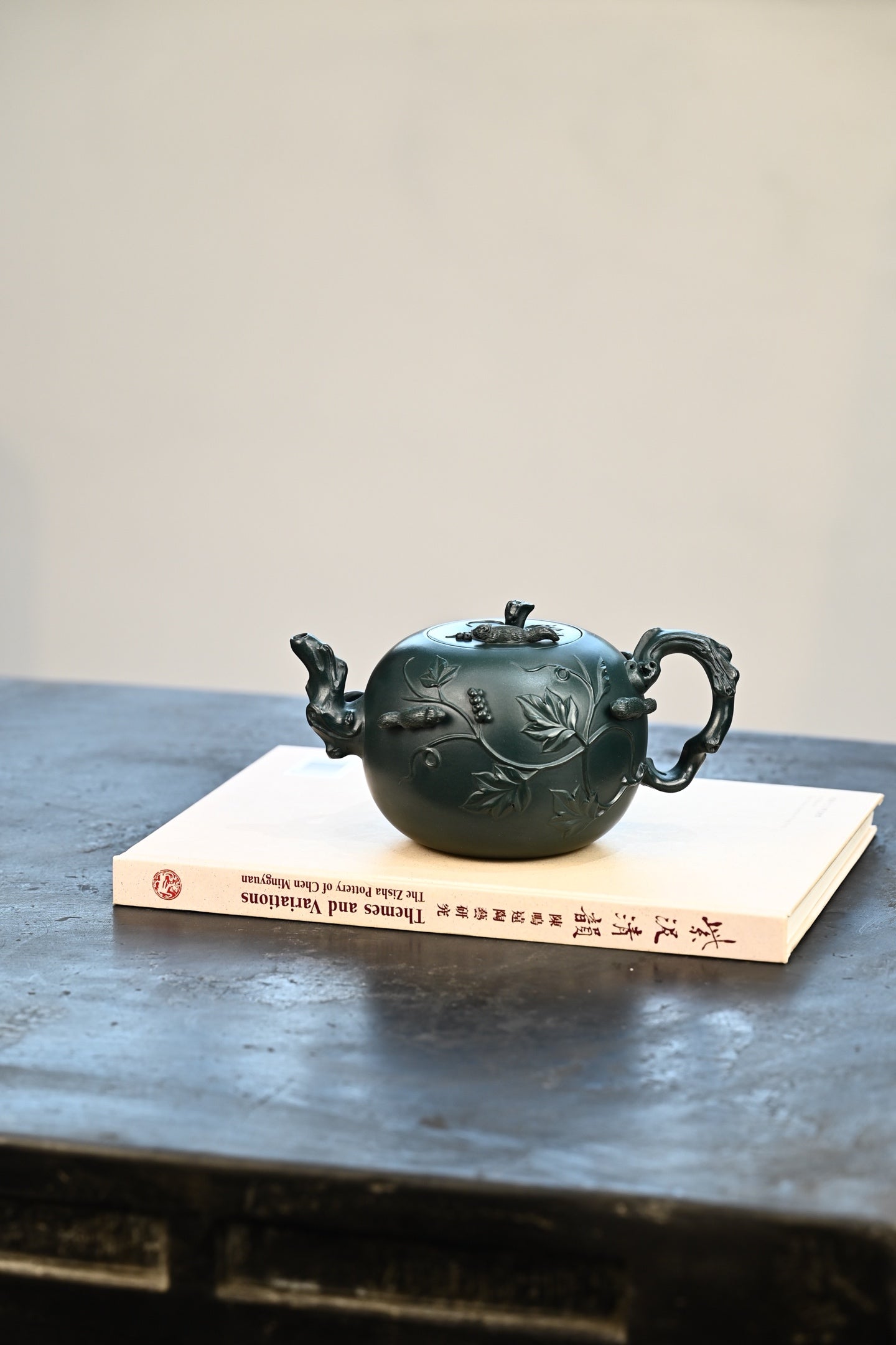 松鼠葡萄·全手工/正高工许学芳作品 /容量700cc/一厂民国绿 松鼠，活泼可爱，与葡萄一样，均有多子多孙的寓意