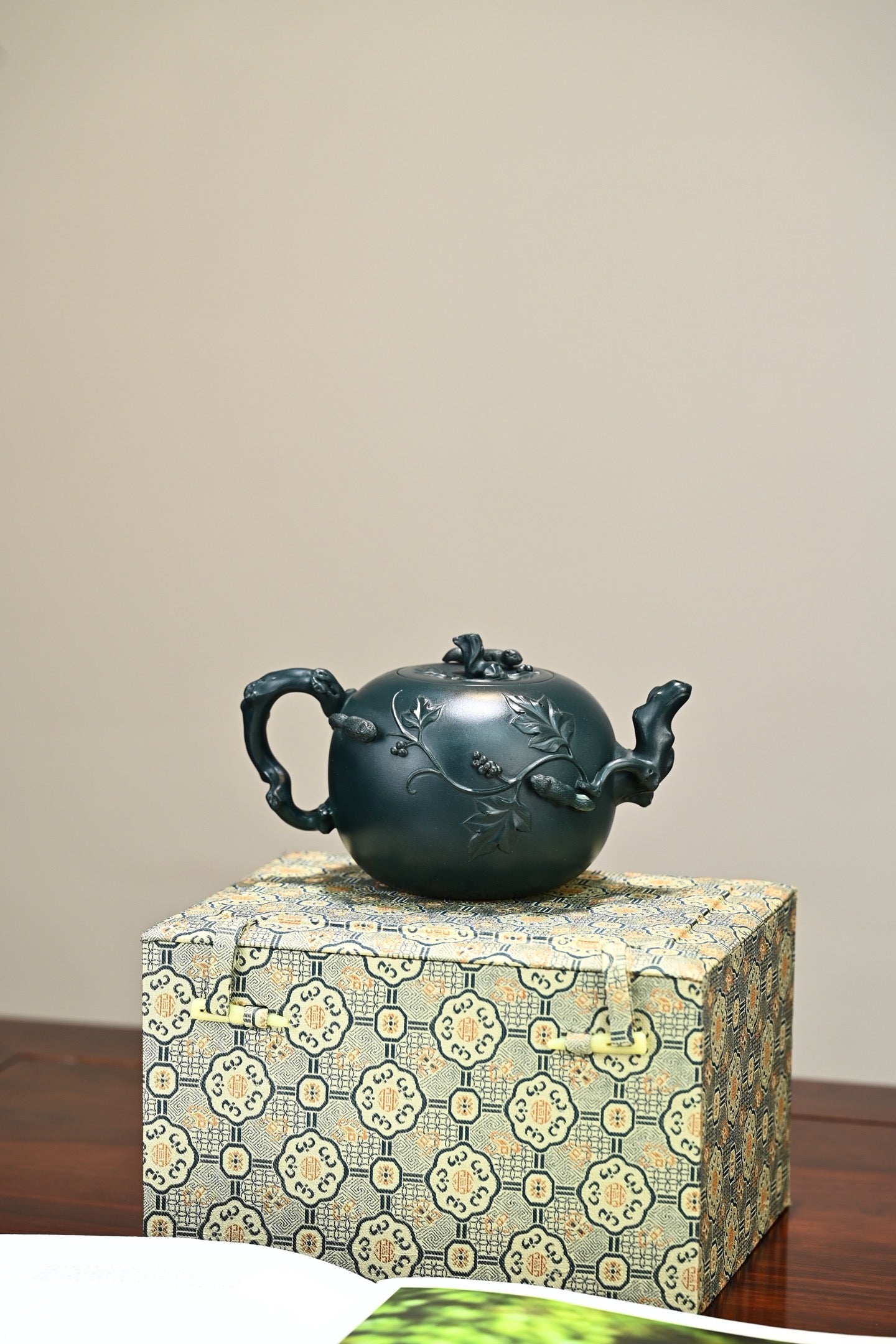 松鼠葡萄·全手工/正高工许学芳作品 /容量700cc/一厂民国绿 松鼠，活泼可爱，与葡萄一样，均有多子多孙的寓意