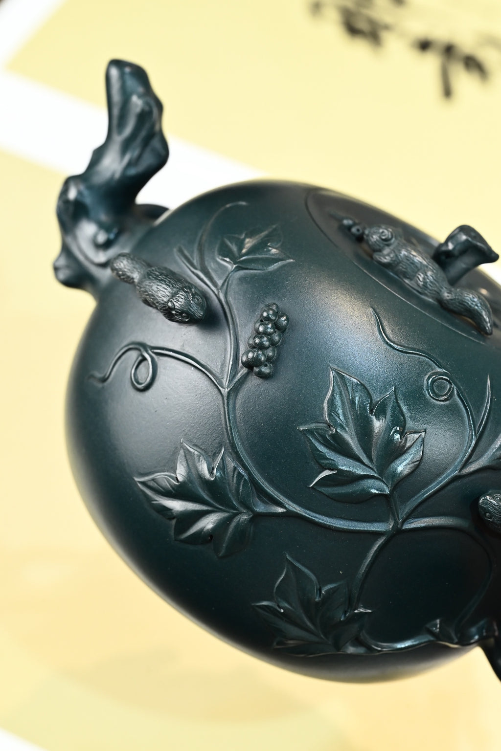 松鼠葡萄·全手工/正高工许学芳作品 /容量700cc/一厂民国绿 松鼠，活泼可爱，与葡萄一样，均有多子多孙的寓意