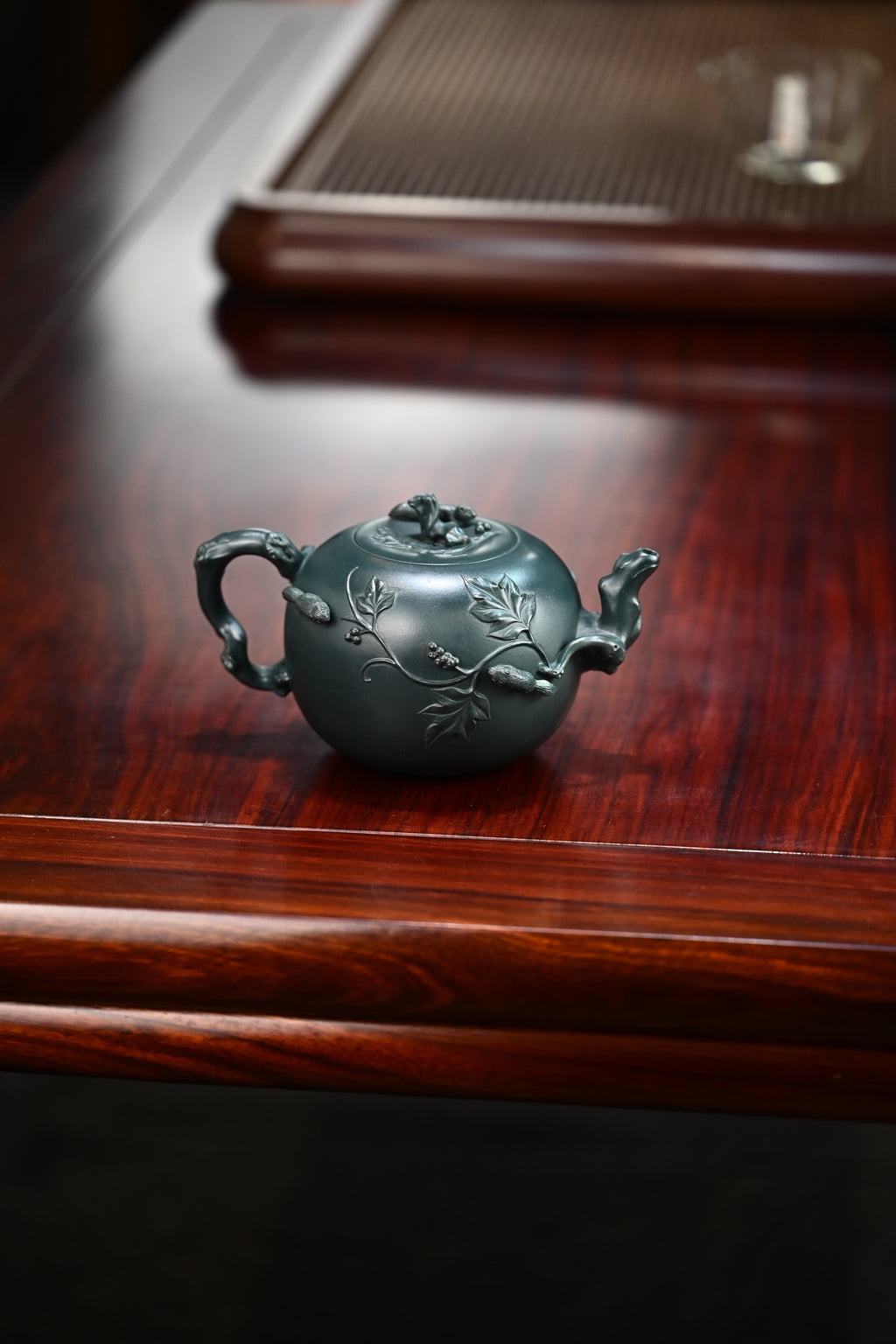 松鼠葡萄·全手工/正高工许学芳作品 /容量700cc/一厂民国绿 松鼠，活泼可爱，与葡萄一样，均有多子多孙的寓意