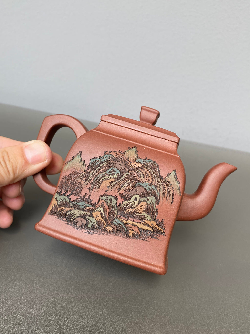 紫砂界彩刻山水标杆·李峰臻品《长乐四方壶》礼藏双绝 传世重器！  ——原矿优质底槽清·230cc ——著名紫砂彩刻艺术家·李峰亲工