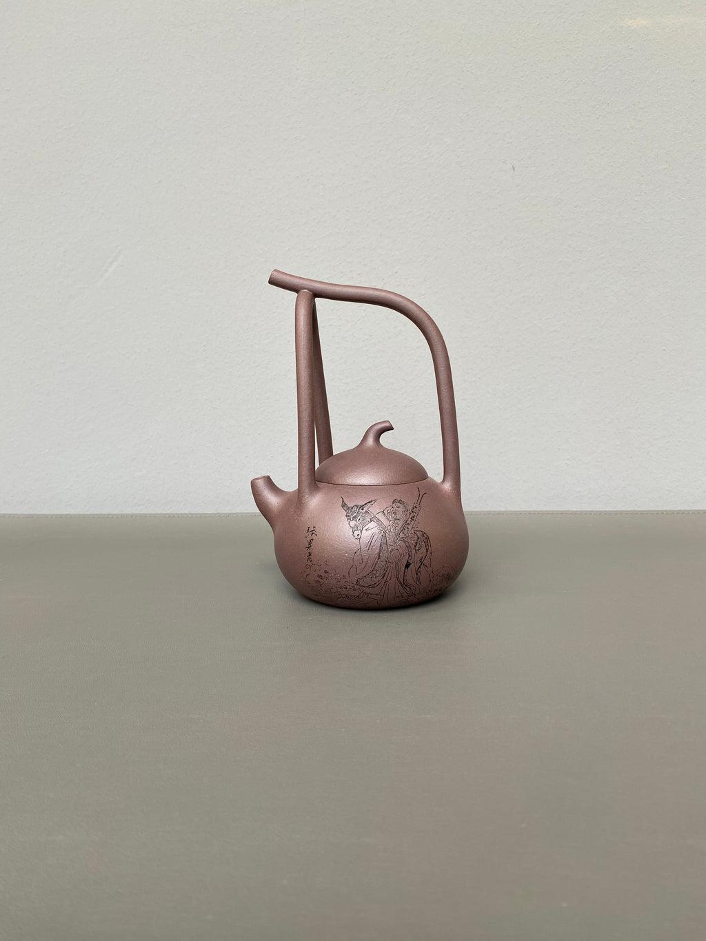 紫砂界彩刻山水标杆·李峰臻品《东坡提梁壶》礼藏双绝 传世重器！  ——原矿优质紫泥·260cc ——著名紫砂彩刻艺术家·李峰亲工