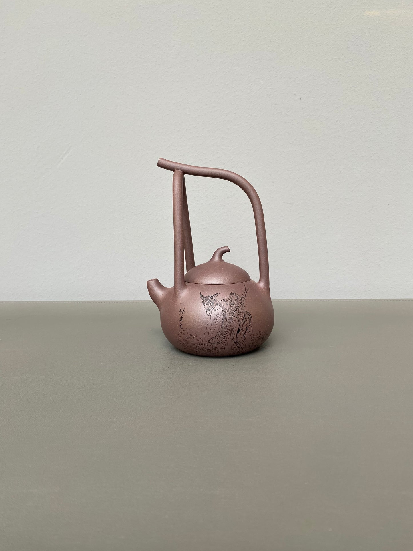 紫砂界彩刻山水标杆·李峰臻品《东坡提梁壶》礼藏双绝 传世重器！  ——原矿优质紫泥·260cc ——著名紫砂彩刻艺术家·李峰亲工