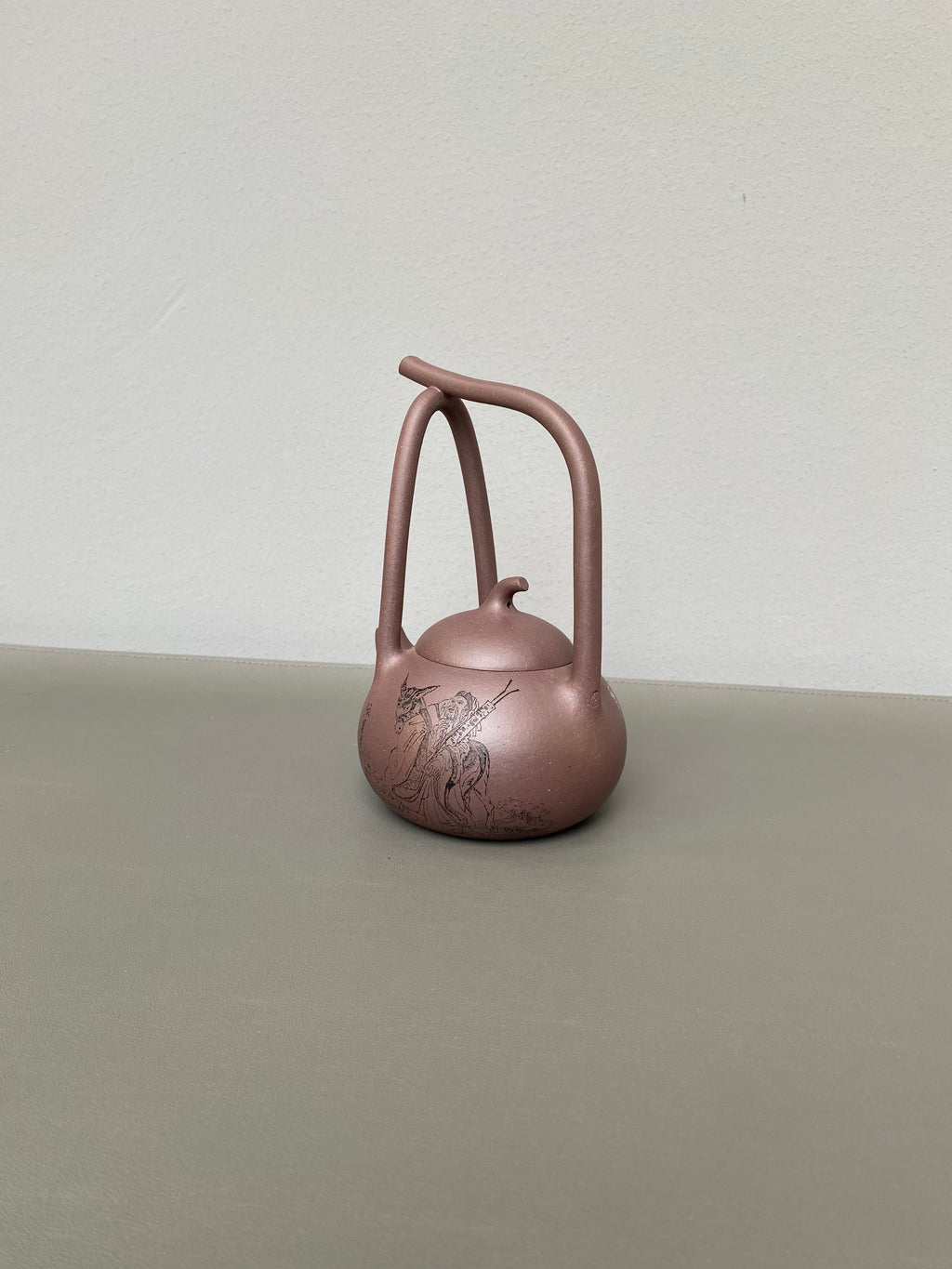 紫砂界彩刻山水标杆·李峰臻品《东坡提梁壶》礼藏双绝 传世重器！  ——原矿优质紫泥·260cc ——著名紫砂彩刻艺术家·李峰亲工