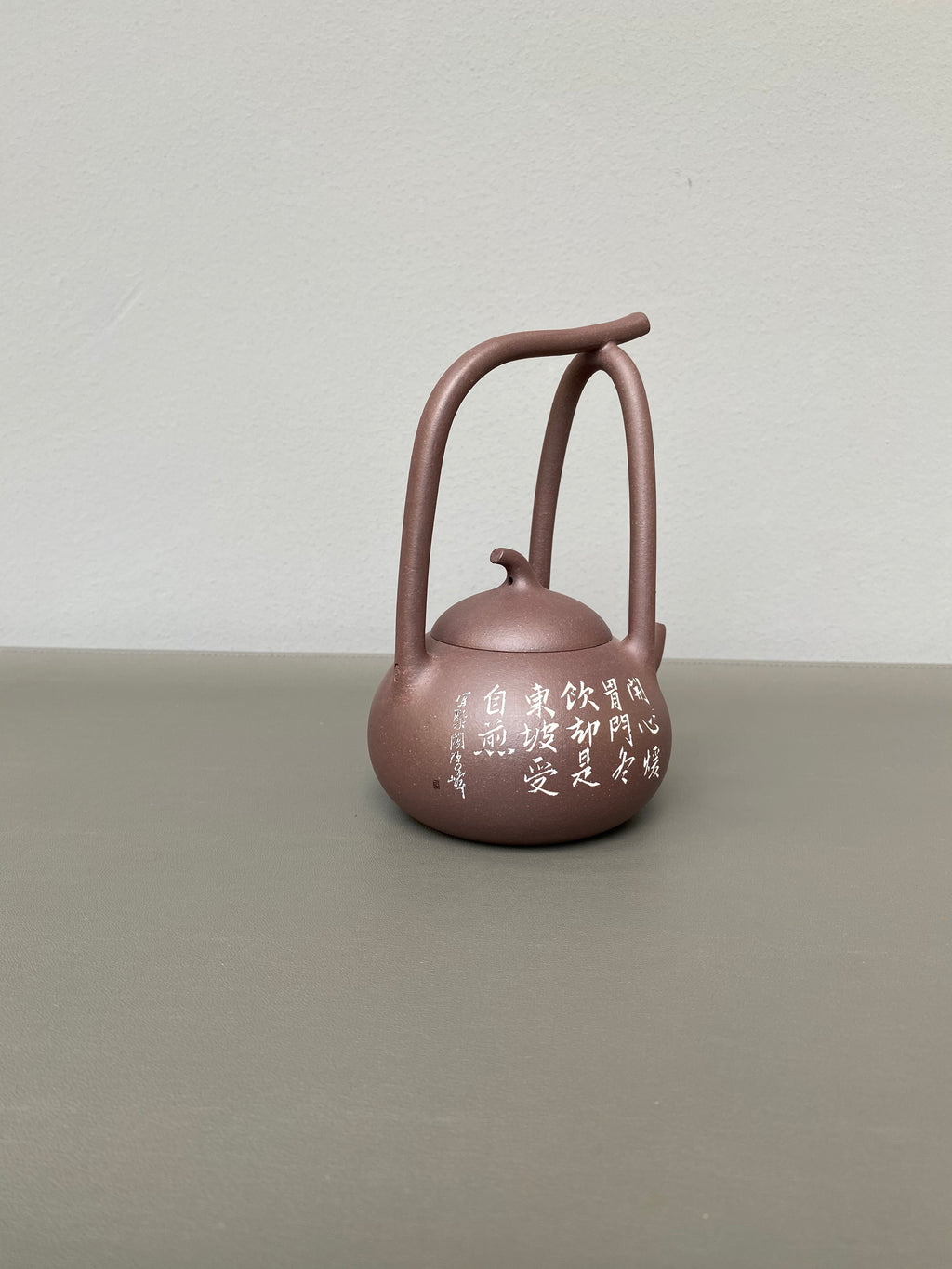 紫砂界彩刻山水标杆·李峰臻品《东坡提梁壶》礼藏双绝 传世重器！  ——原矿优质紫泥·260cc ——著名紫砂彩刻艺术家·李峰亲工