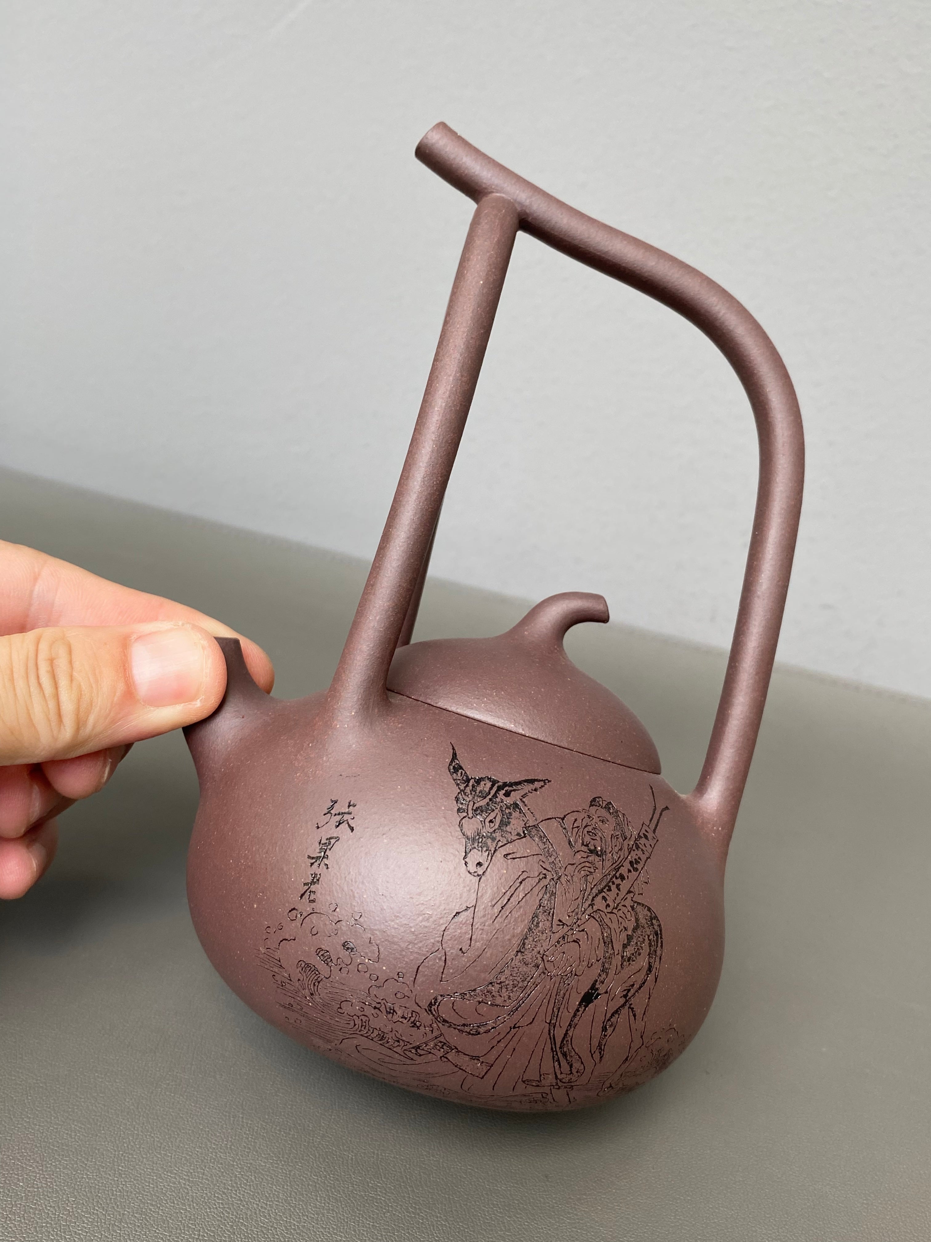 紫砂界彩刻山水标杆·李峰臻品《东坡提梁壶》礼藏双绝 传世重器！  ——原矿优质紫泥·260cc ——著名紫砂彩刻艺术家·李峰亲工