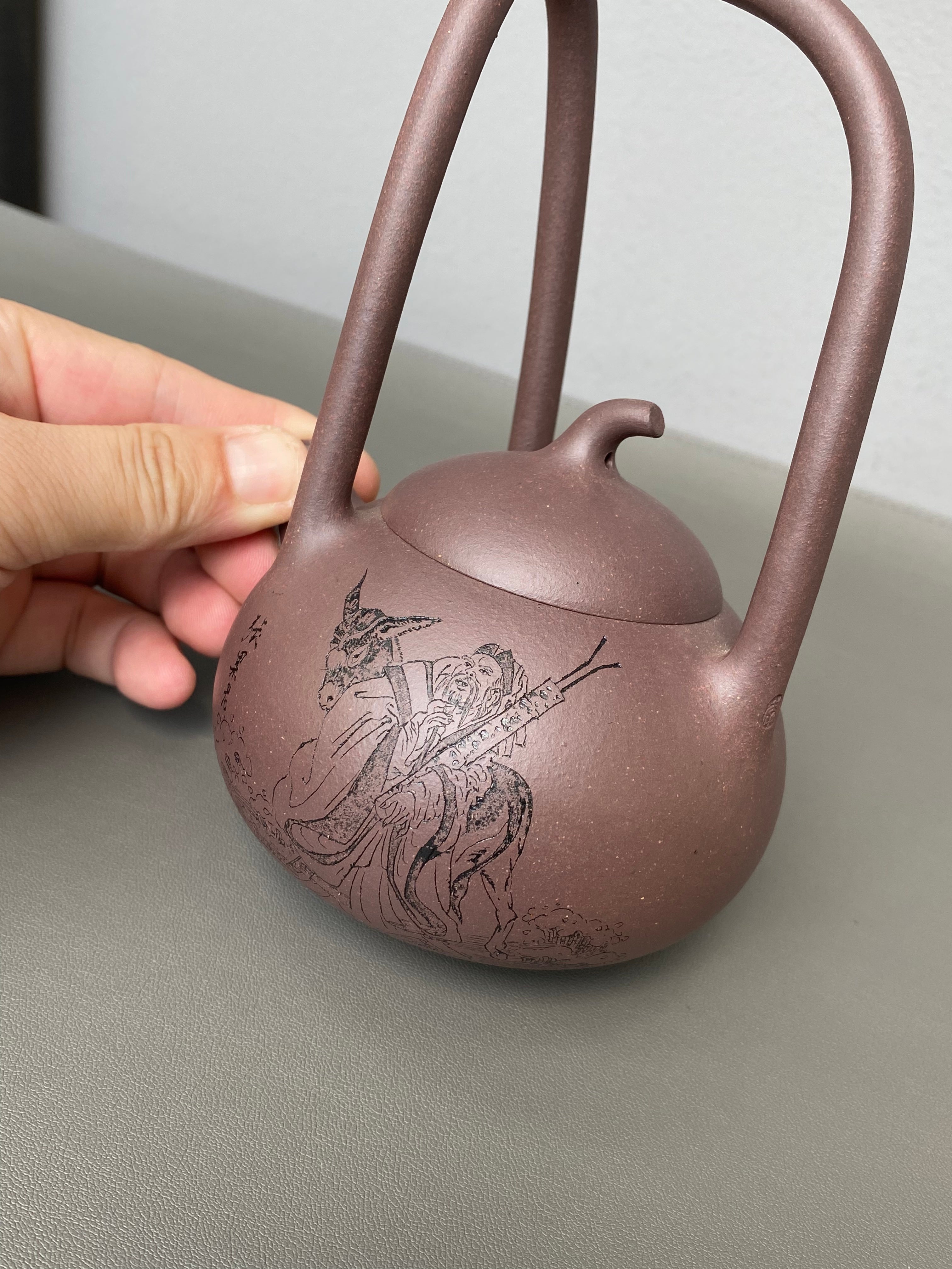 紫砂界彩刻山水标杆·李峰臻品《东坡提梁壶》礼藏双绝 传世重器！  ——原矿优质紫泥·260cc ——著名紫砂彩刻艺术家·李峰亲工