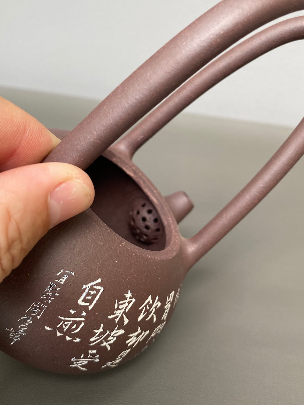 紫砂界彩刻山水标杆·李峰臻品《东坡提梁壶》礼藏双绝 传世重器！  ——原矿优质紫泥·260cc ——著名紫砂彩刻艺术家·李峰亲工