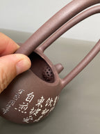 紫砂界彩刻山水标杆·李峰臻品《东坡提梁壶》礼藏双绝 传世重器！  ——原矿优质紫泥·260cc ——著名紫砂彩刻艺术家·李峰亲工