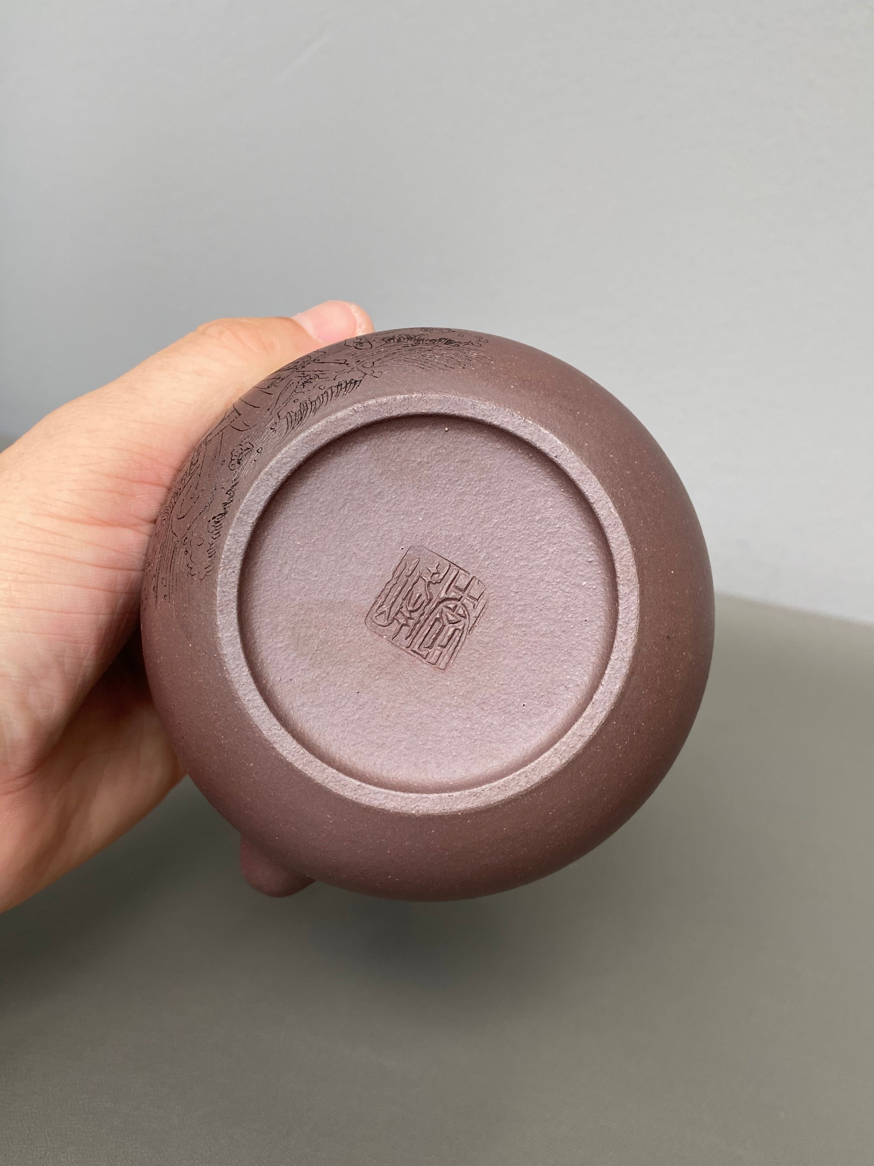 紫砂界彩刻山水标杆·李峰臻品《东坡提梁壶》礼藏双绝 传世重器！  ——原矿优质紫泥·260cc ——著名紫砂彩刻艺术家·李峰亲工