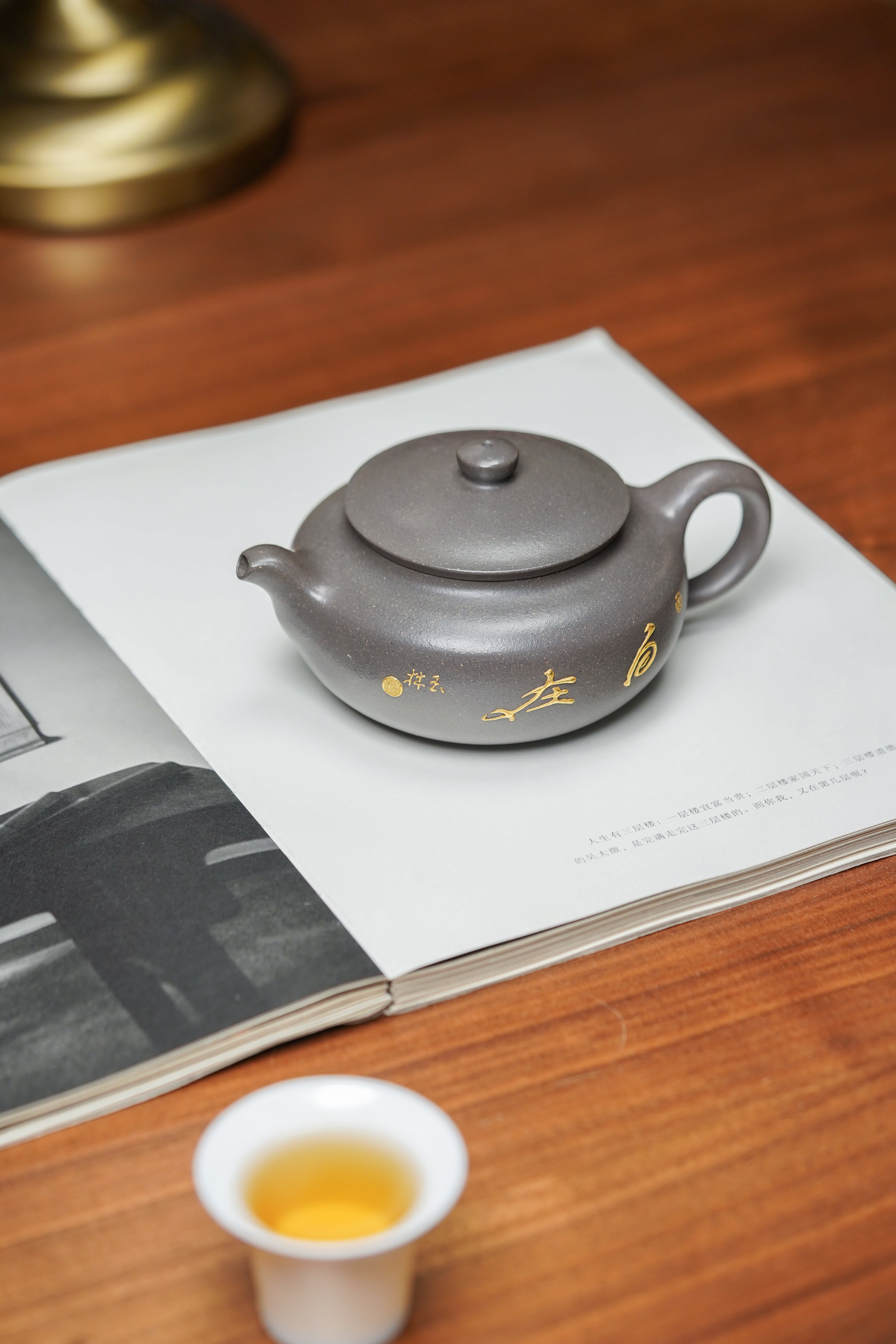 国大师邱玉林亲制｜顶奢稀有传世臻品《清风壶》——原矿优质天青泥 260cc ——中国陶瓷艺术大师·邱玉林 亲制 ——壶身24K真金装饰「自在」二字