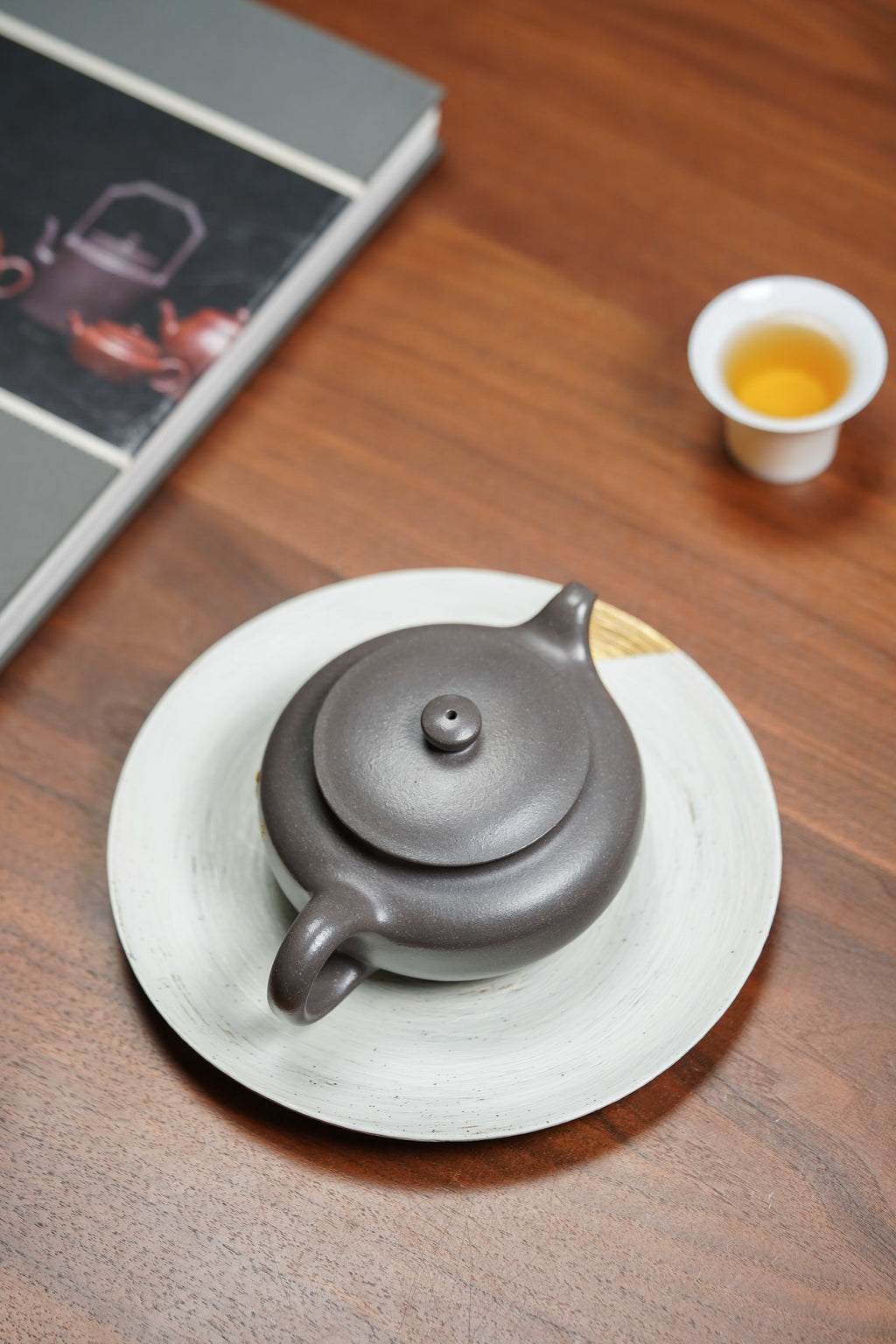 国大师邱玉林亲制｜顶奢稀有传世臻品《清风壶》——原矿优质天青泥 260cc ——中国陶瓷艺术大师·邱玉林 亲制 ——壶身24K真金装饰「自在」二字