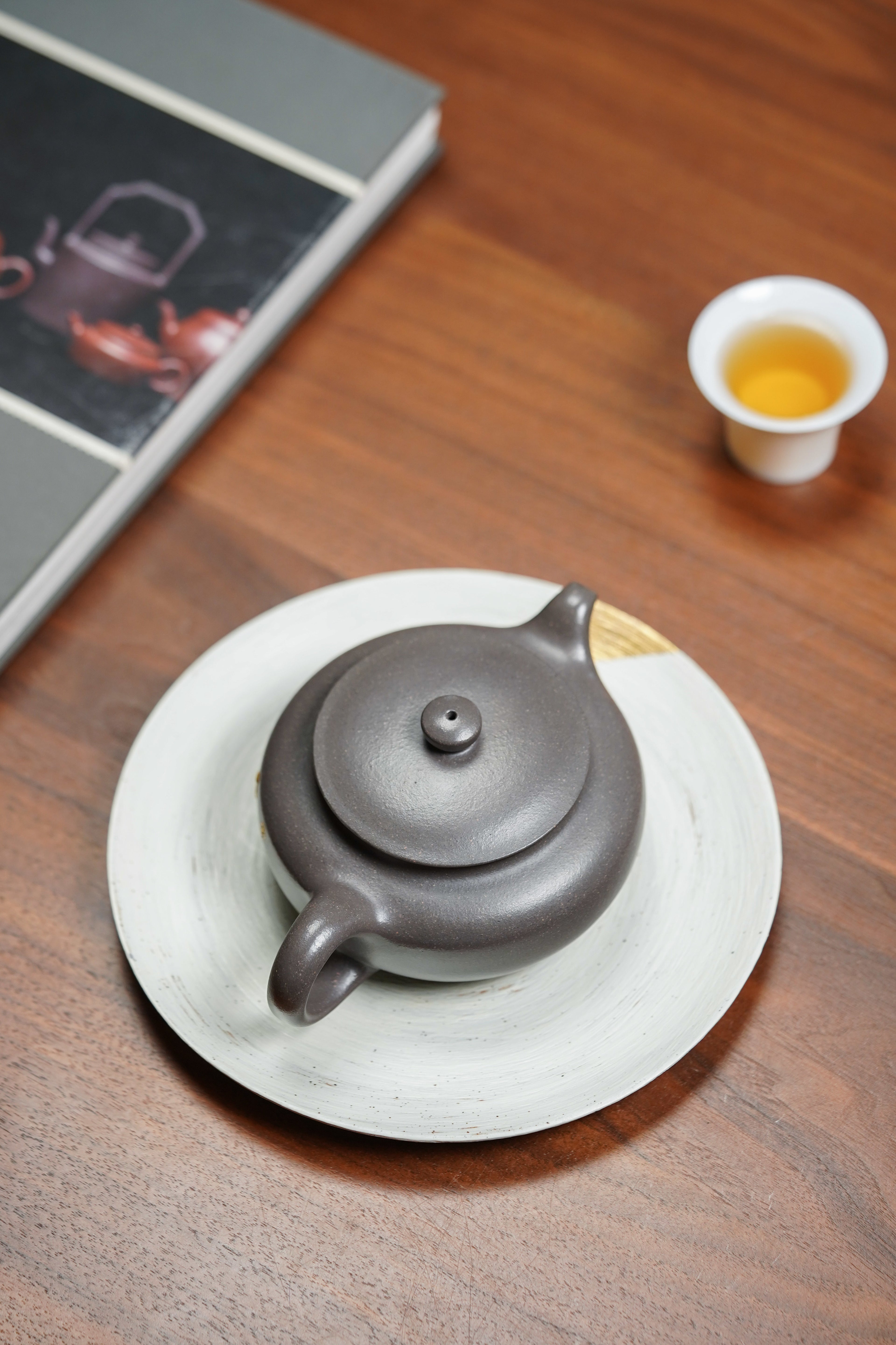 国大师邱玉林亲制｜顶奢稀有传世臻品《清风壶》——原矿优质天青泥 260cc ——中国陶瓷艺术大师·邱玉林 亲制 ——壶身24K真金装饰「自在」二字