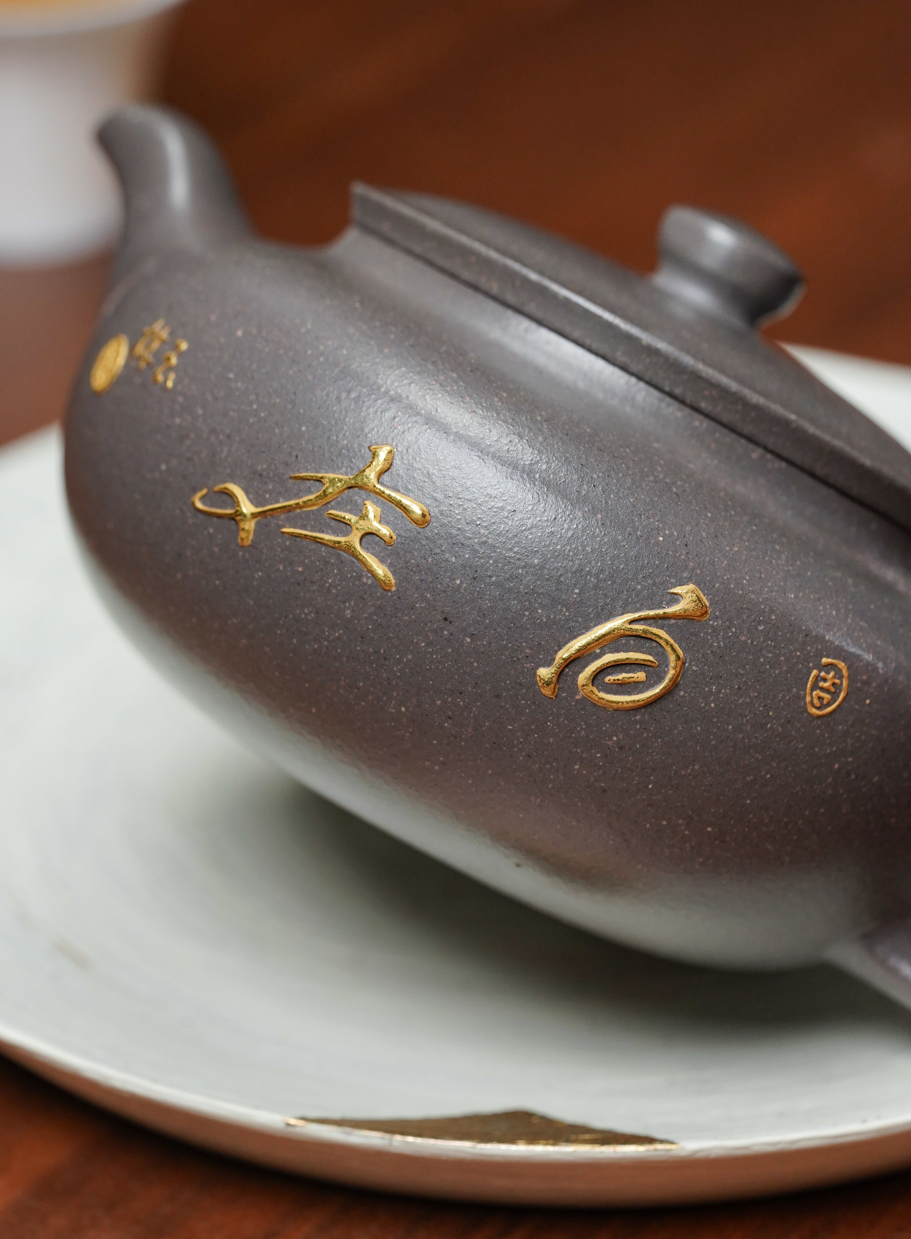 国大师邱玉林亲制｜顶奢稀有传世臻品《清风壶》——原矿优质天青泥 260cc ——中国陶瓷艺术大师·邱玉林 亲制 ——壶身24K真金装饰「自在」二字