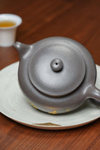 国大师邱玉林亲制｜顶奢稀有传世臻品《清风壶》——原矿优质天青泥 260cc ——中国陶瓷艺术大师·邱玉林 亲制 ——壶身24K真金装饰「自在」二字