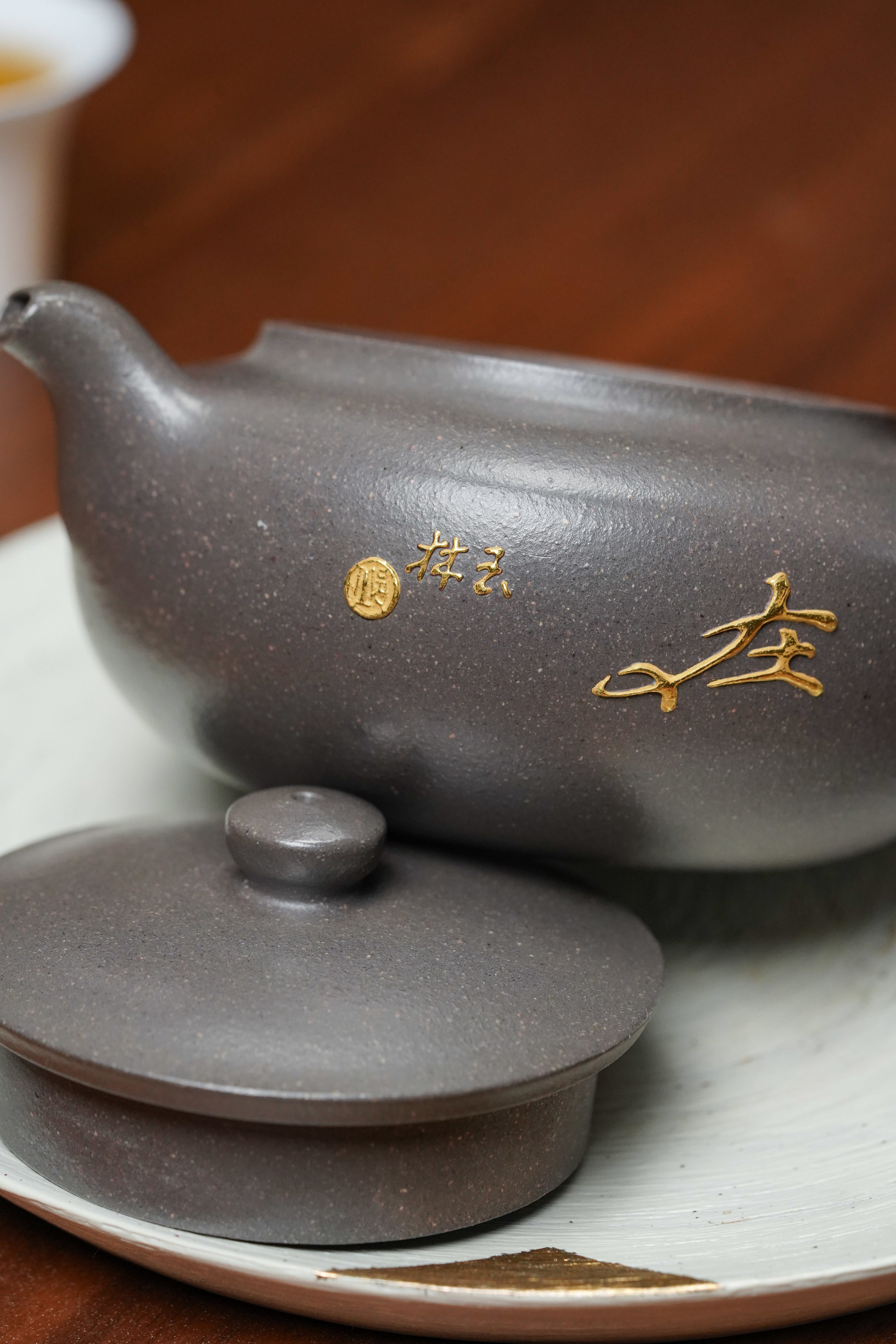 国大师邱玉林亲制｜顶奢稀有传世臻品《清风壶》——原矿优质天青泥 260cc ——中国陶瓷艺术大师·邱玉林 亲制 ——壶身24K真金装饰「自在」二字