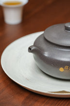 国大师邱玉林亲制｜顶奢稀有传世臻品《清风壶》——原矿优质天青泥 260cc ——中国陶瓷艺术大师·邱玉林 亲制 ——壶身24K真金装饰「自在」二字