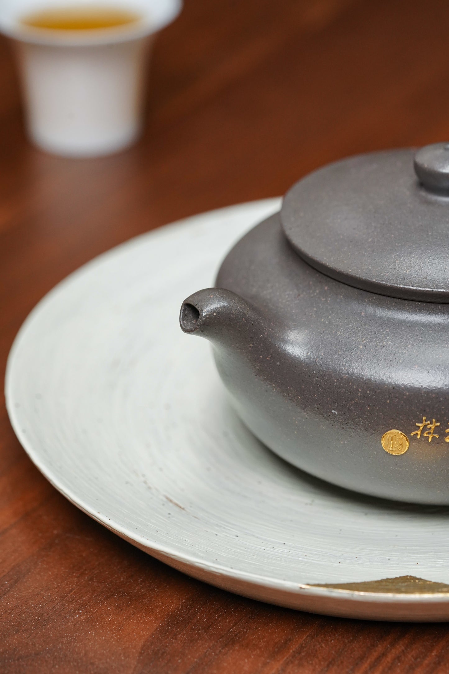 国大师邱玉林亲制｜顶奢稀有传世臻品《清风壶》——原矿优质天青泥 260cc ——中国陶瓷艺术大师·邱玉林 亲制 ——壶身24K真金装饰「自在」二字