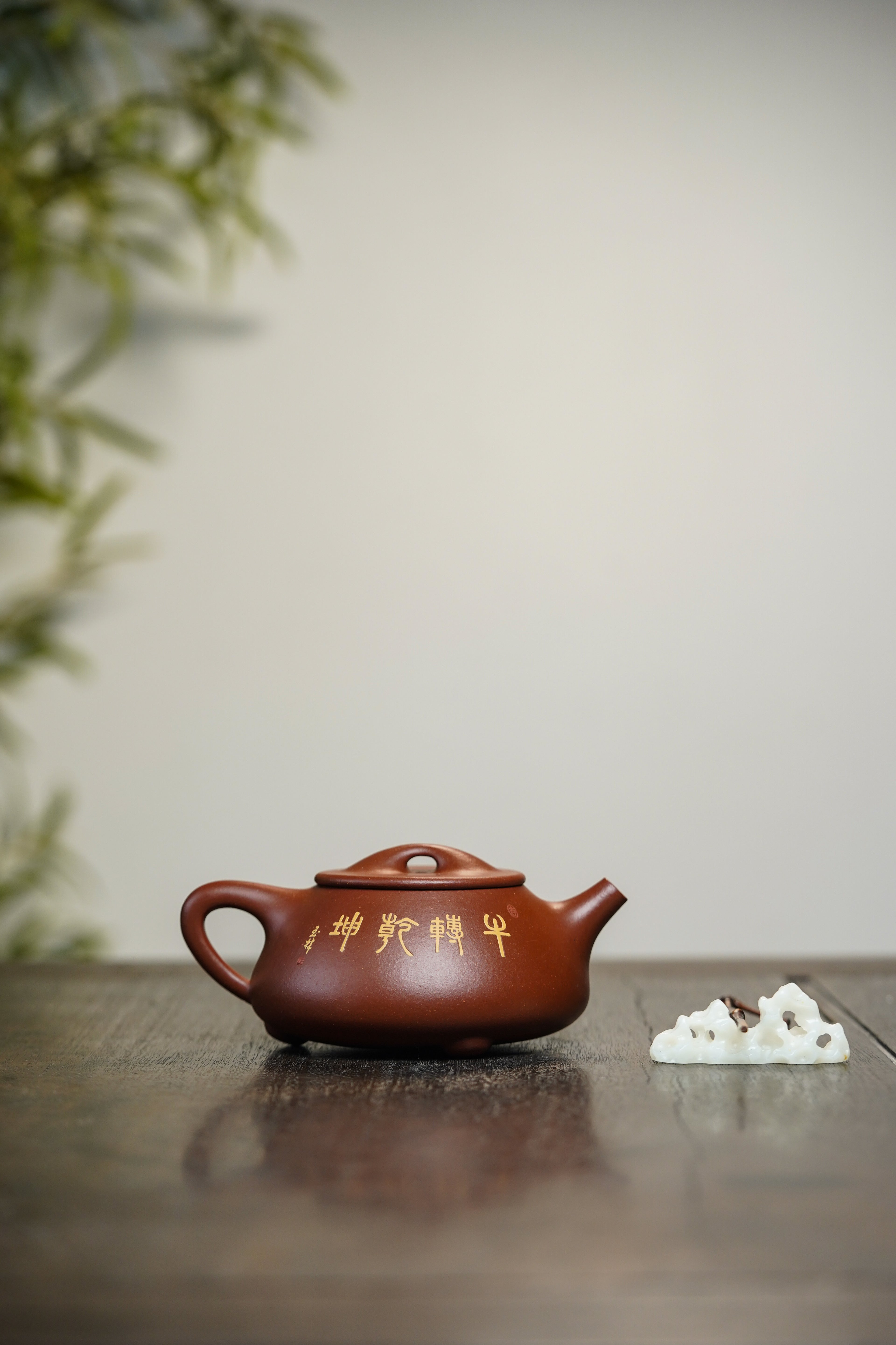 沈更轶制+彭金格绘+邱玉林饰字 世间唯一巅峰孤品《景舟石瓢》原矿优质纯红降坡·400cc｜正高工沈更轶制｜彭金格立体浮雕双牛戏水｜国大师邱玉林题铭「牛转乾坤」
