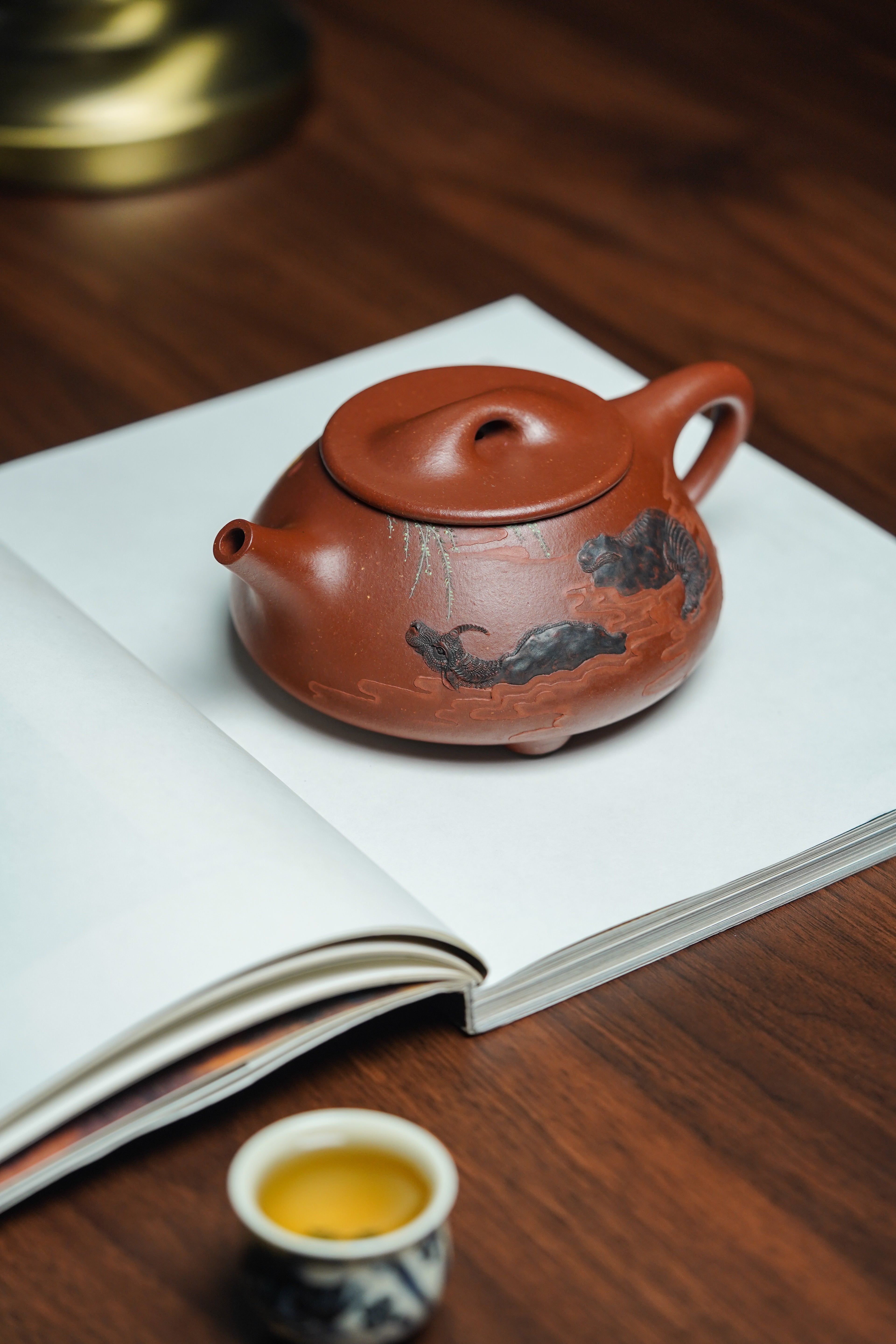 沈更轶制+彭金格绘+邱玉林饰字 世间唯一巅峰孤品《景舟石瓢》原矿优质纯红降坡·400cc｜正高工沈更轶制｜彭金格立体浮雕双牛戏水｜国大师邱玉林题铭「牛转乾坤」