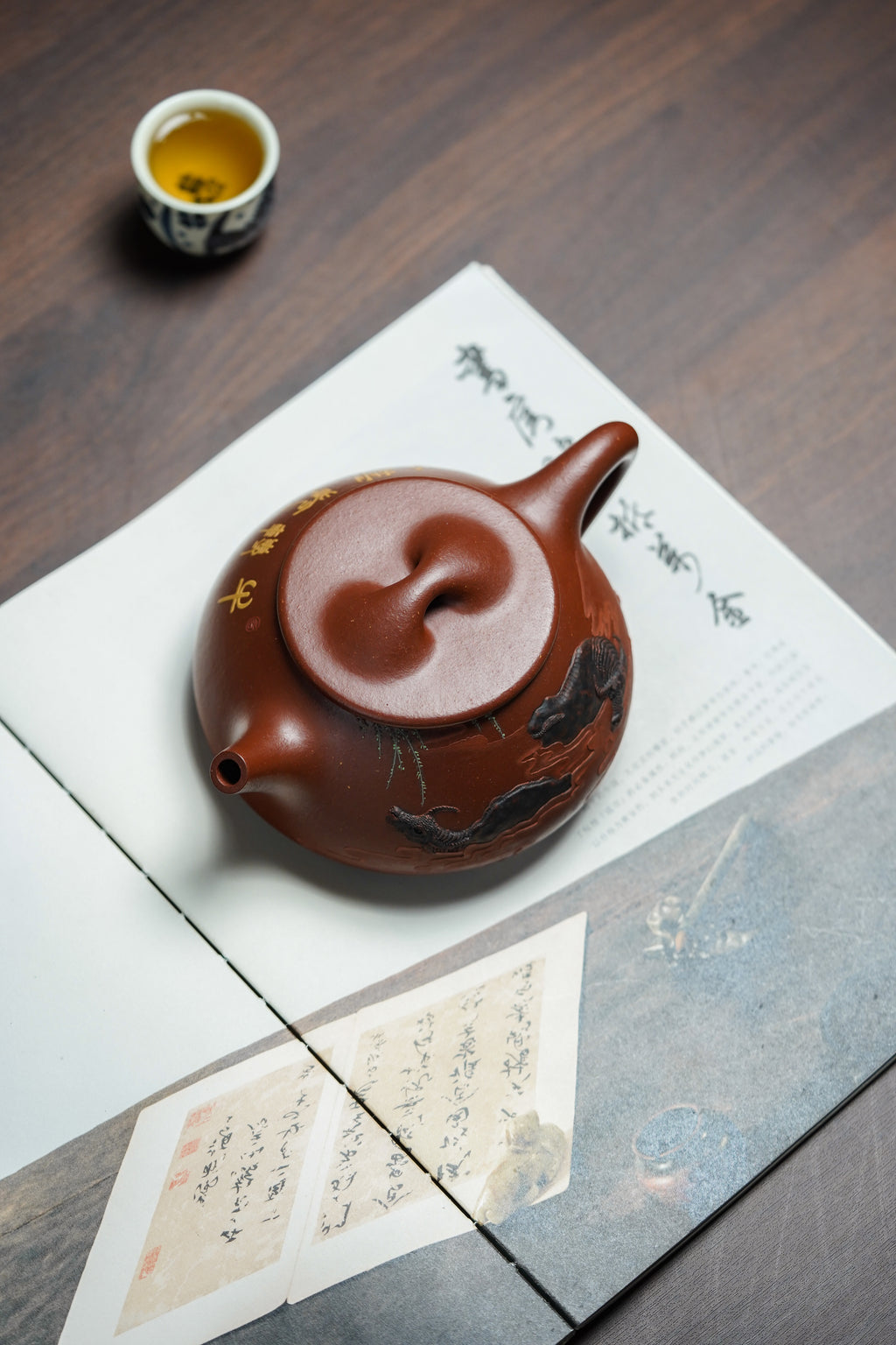 沈更轶制+彭金格绘+邱玉林饰字 世间唯一巅峰孤品《景舟石瓢》原矿优质纯红降坡·400cc｜正高工沈更轶制｜彭金格立体浮雕双牛戏水｜国大师邱玉林题铭「牛转乾坤」