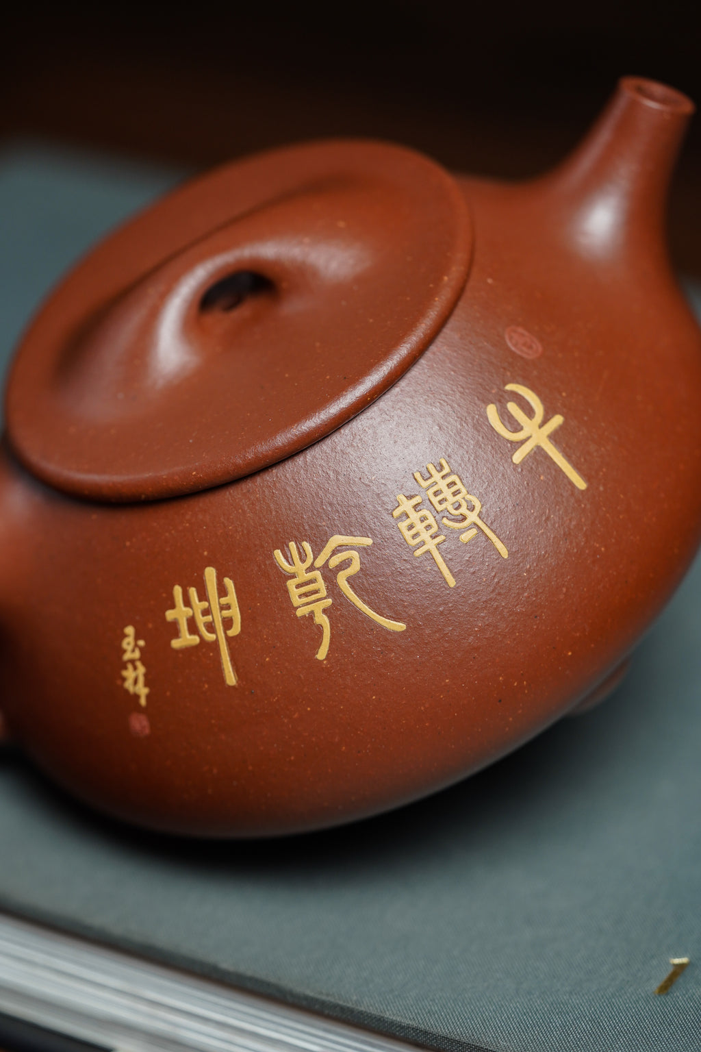 沈更轶制+彭金格绘+邱玉林饰字 世间唯一巅峰孤品《景舟石瓢》原矿优质纯红降坡·400cc｜正高工沈更轶制｜彭金格立体浮雕双牛戏水｜国大师邱玉林题铭「牛转乾坤」